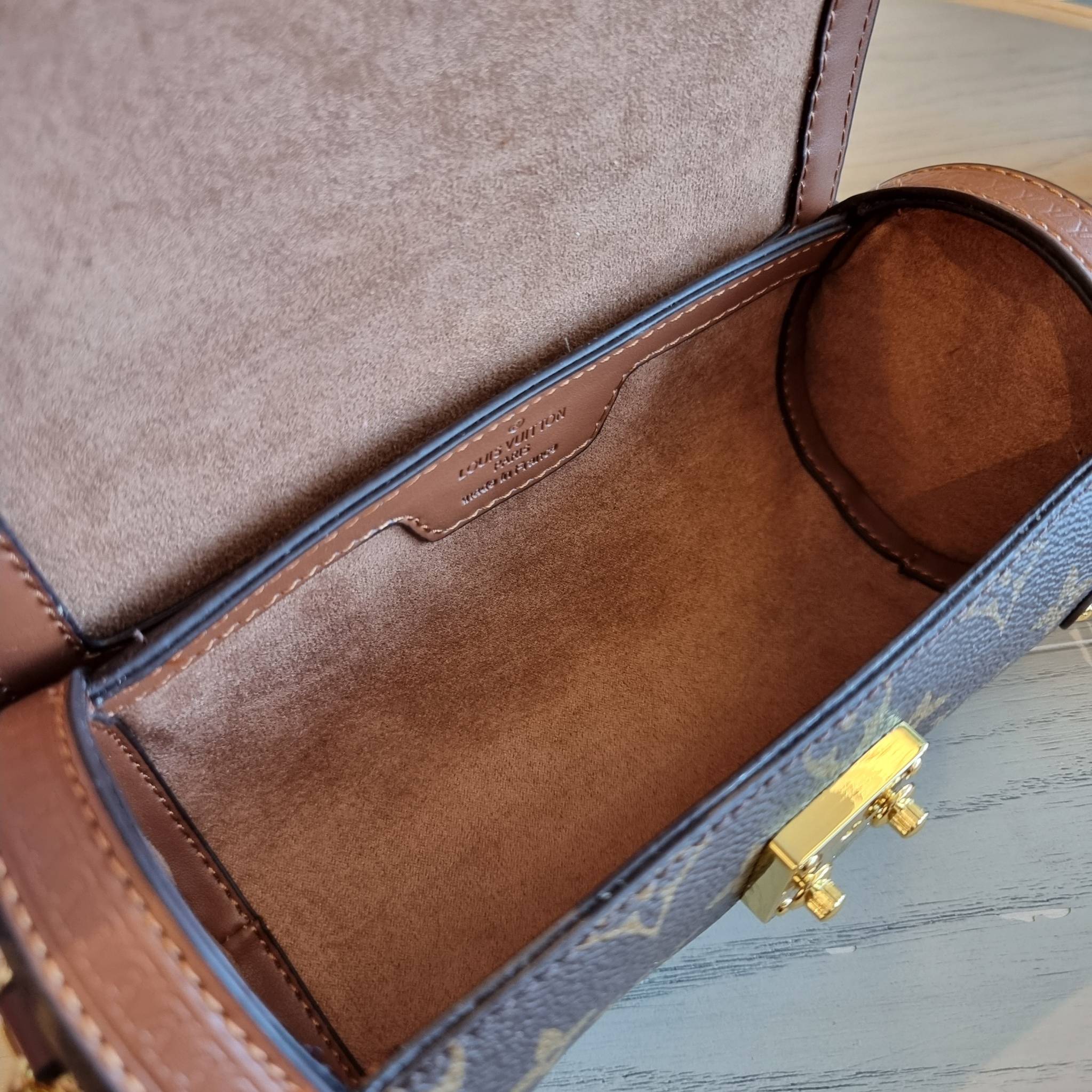 LV PAPILON TRUNK BAG กระเป๋าทรงสวย ดีไซน์หรู ไม่เหมือนใคร มีสายมาให้ 2 เส้น สายโซ่และสายหนังสปอร์ตเส้นใหญ่ วัสดุหนังแคนวาส เปิดปิดด้วยตัวกดล็อค ภายในโล่งกว้าง ใส่ของได้สบายๆที่สำคัญ ใบจริงสวยสุดคุ้ม งานหายาก ที่ไม่อยากให้สาวๆพลาดกันจ้า มาพร้อม box set ให้