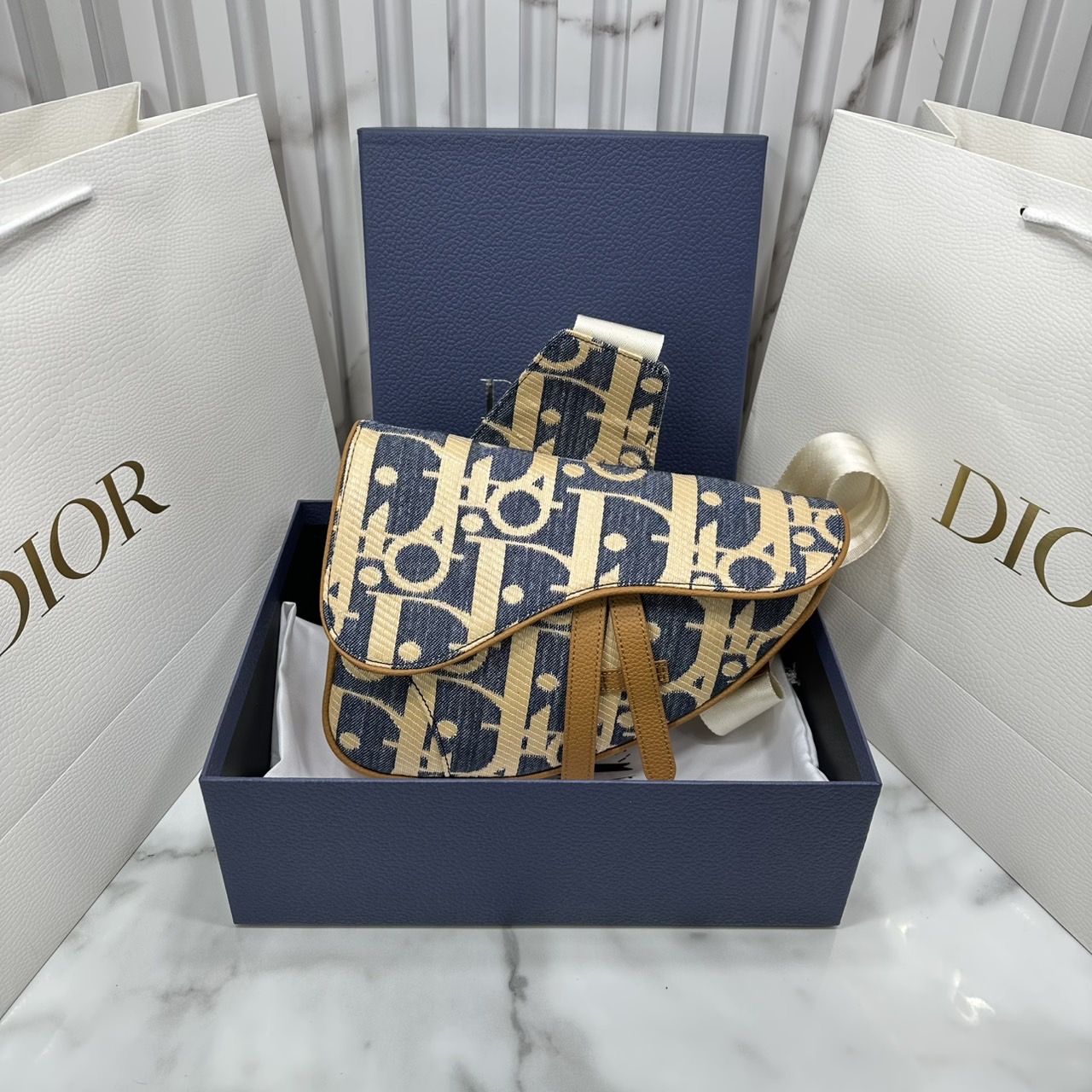 ORI หนังแท้ | DIOR Saddle Bag Blue and Beige Raffia-Effect Denim with Brown Grained Leather กระเป๋าสะพายคาดอก สัญลักษณ์สุดคลาสสิก ผ้าเดนิมลายแจ็คการ์ด Oblique พิมพ์ลายราฟเฟีย นำเสนอรูปแบบใหม่ให้กับไอคอนประจำแบรนด์