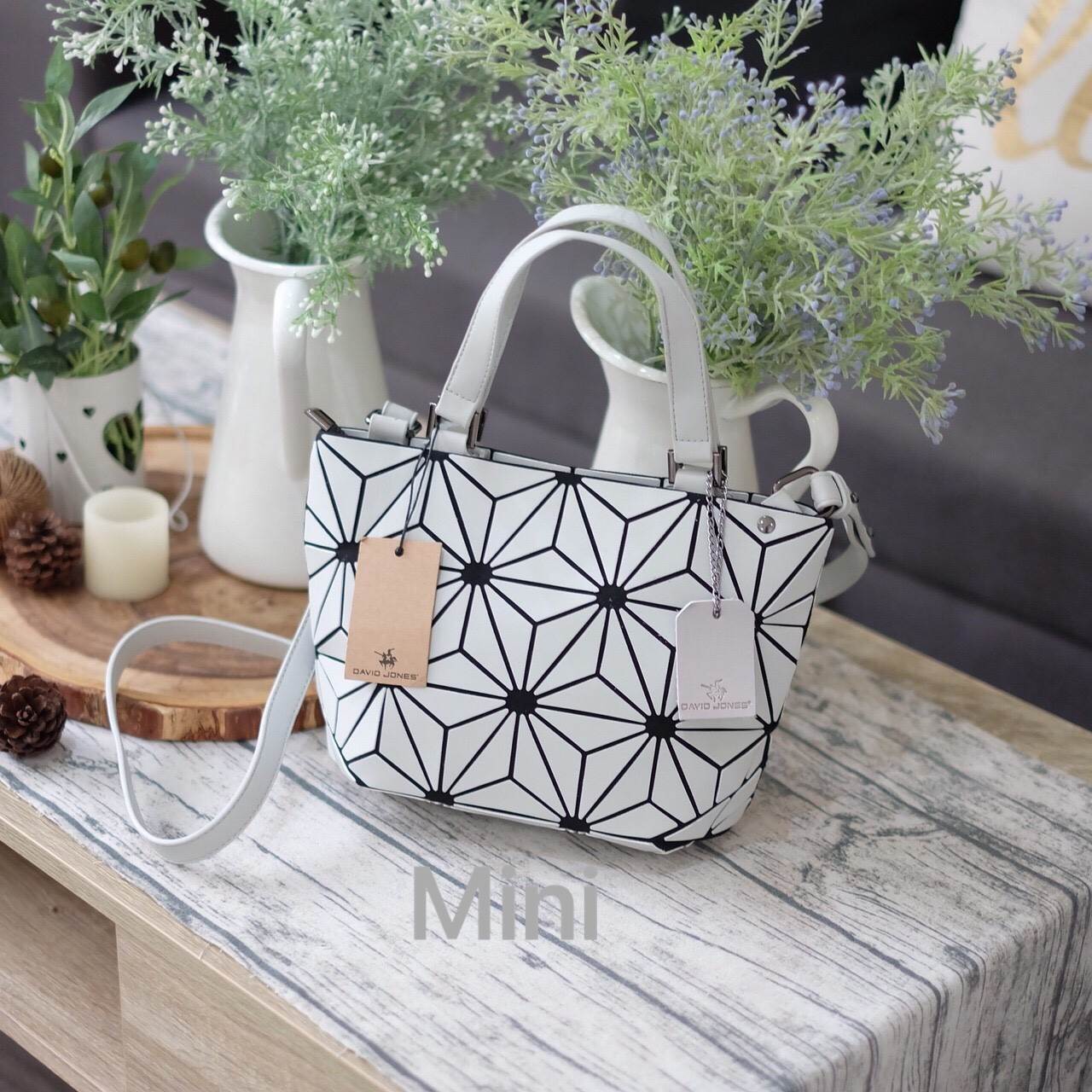 New Collection ka ' Matte Color ' ✨✨ สีด้าน มีให้เลือกถึง 4 สี 🍭🍭แถมยังลาย Limited edition หายาก 👍ปรับทรงได้ 2 แบบ น่ารักมาก จากแบรนด์ David Jones กระเป๋าสะพายข้างดีไซน์เกร๋มาก สีสวยหรูมาก ขนาดกะลังดีเลย น้ำ