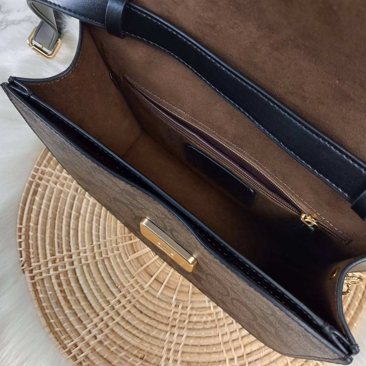 COACH BRYNN FLAP CROSSBODY IN SIGNATURE CANVAS (COACH C5633)🍁สวยหรู ทะลุ เกินเบอร์มาก//กระเป๋าสะพายข้าง หรือจะถือเป็นครัชก็เก๋แบบเลิศๆ>> มีสายยาวถอดได้ ปรับระดับได้ //วัสดุหนังแคนวาส ตกแต่งดีเทลหรูด้วยหนังแท้ และอะไหล่สีทอง งานสวย คมกริบ //เ