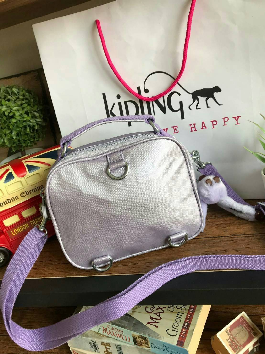 💕 Kipling Messenger Bag กระเป๋าสะพายทรงเหลี่ยมรุ่นใหม่!!ขนาดมินิ สามารถสะพายสายคู่ สายเดี่ยวและเป้ มีหลายช่องใช้งาน ด้านหน้าเป็นช่องเล็กใส่ของจุกจิก ซิปคู่ด้านหน้าภายในมีช่องเล็กแยกเป็นสัดส่วน ซิปเดี่ยวด้านหลังกว้างเพิ่มช่องใส่ของได้อีก1ช่อง ขนาดก