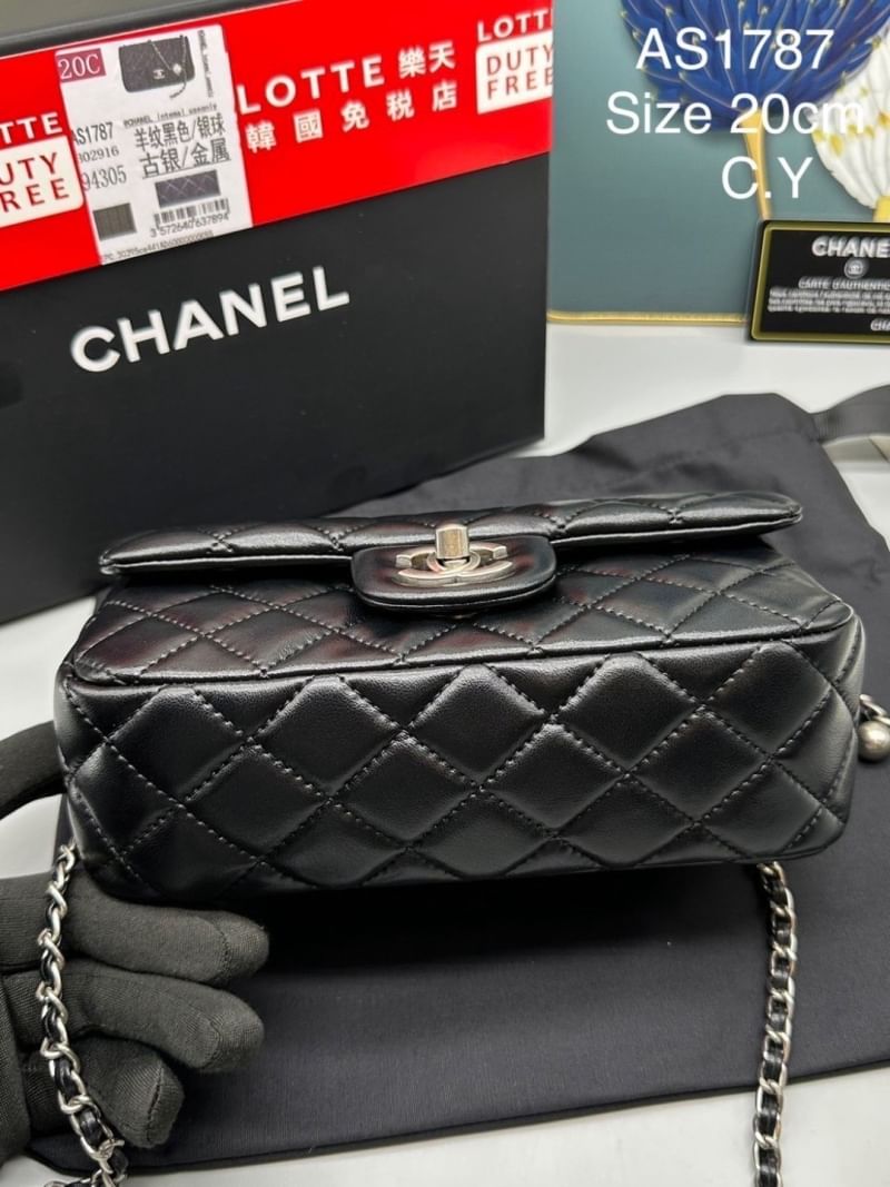 Chanel pearl crush mini flap bag กระเป๋าสะพายทรงคลาสสิก โดดเด่นด้วยอะไหล่ทรงมุกแต่งโลโก้แบรนด์ สวยหรู ดูแพง ผู้ดีมากๆ สะพายออกงานได้สวยๆเลย หรือจะสะพายไปทำงาน ไปเที่ยวก็เหมาะ จะซื้อเป็นของขวัญหรือใช้เอง ก็คุ้มค่าแน่นอนจ้า