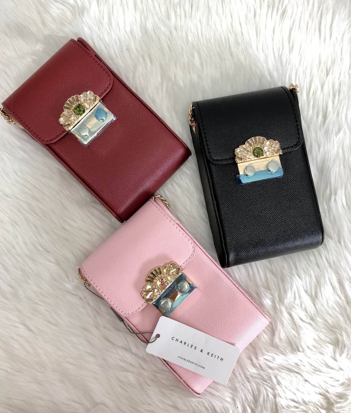 New arrival CHARLES & KEITH EMBELLISHED BUCKLE CLUTCH BAG 2018 พร้อมส่งรุ่นใหม่ล่าสุด กระเป๋าสำหรับใส่มือถือ หรือสัมภาระจุกจิก วัสดุลายหนังคาเวียร์ ด้านหน้าแต่งดีเทลหรูด้วยเม็ดพลอยอะไหล่ทองค่ะ เปิดปิดกระเป๋าแบบกดล้อค (กดปุ่มเข้าหากัน) ด้านในโล่ง สามารถใส่