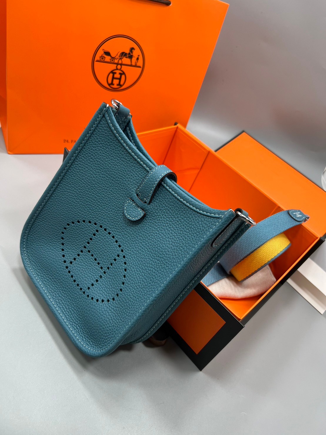 HERMES evelyne mini bag Luxury Bag กระเป๋าสะพายแบรนด์ดัง แบรนด์หรู คลาสสิกตลอดกาล ใช้ได้ทั้งชายหญิง ใบเดียวจบ สวยรวยปัง เกรดท็อปออริจินอล ภาพสินค้าถ่ายจากงานขายจริง ใช้งานต่างประเทศได้