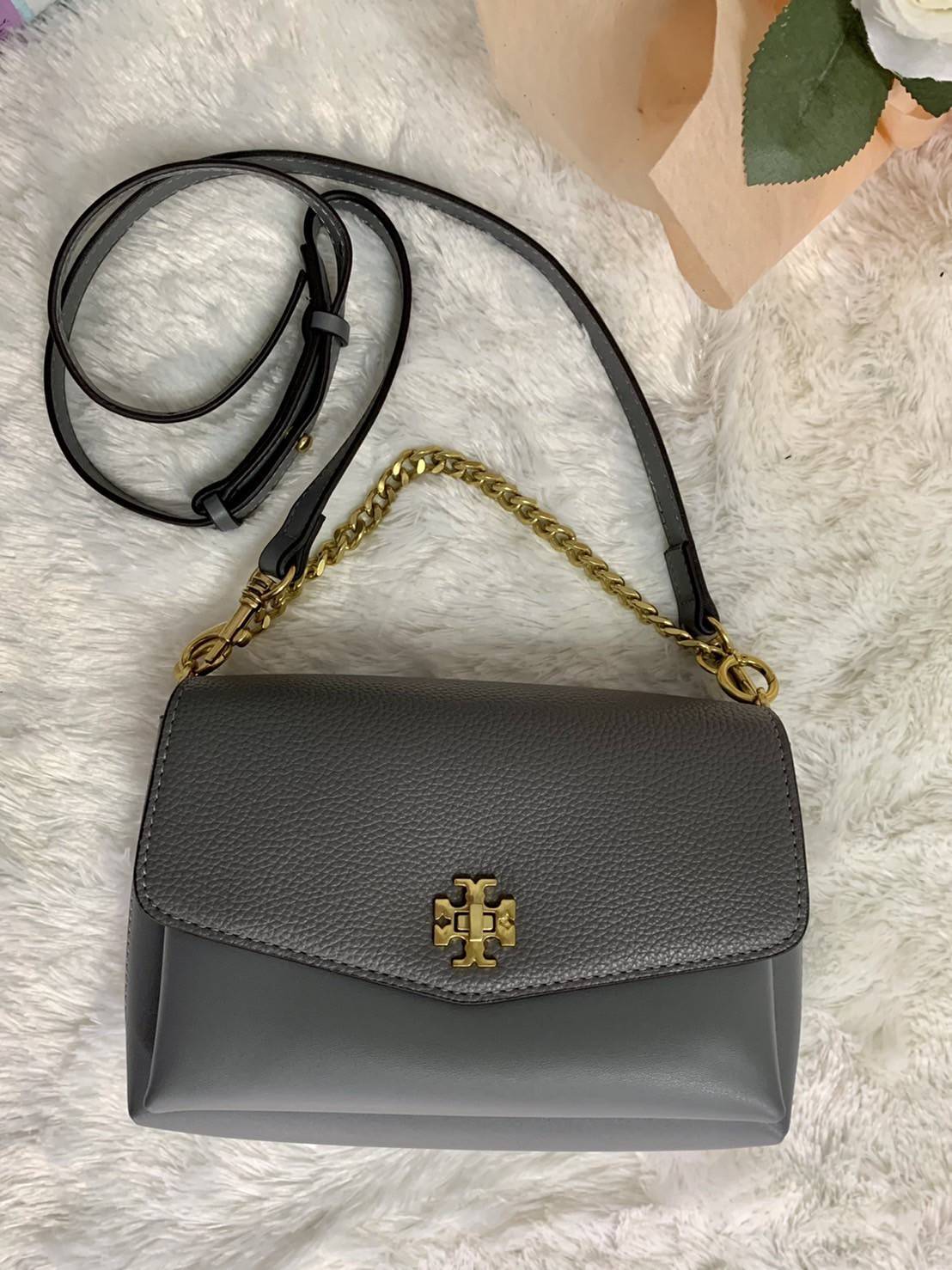 TORY BURCH KIRA MIXED-MATERIALS TOP-HANDLE SATCHEL กระเป๋าสะพายข้าง วัสดุหนังแกะสังเคราะห์ อะไหล่ทอง ด้านหน้าประดับโลโก้แบรนด์ ตกแต่งสายโซ่ห้อยสีทอง (สามารถถอดออกได้) เปิด-ปิดด้วยตัวล็อคหมุน ภายในโล่งกว้าง ซับในบุผ้าลายแบรนด์ แบ่งออกเป็น 3 ช่องใหญ่ พร้อมช