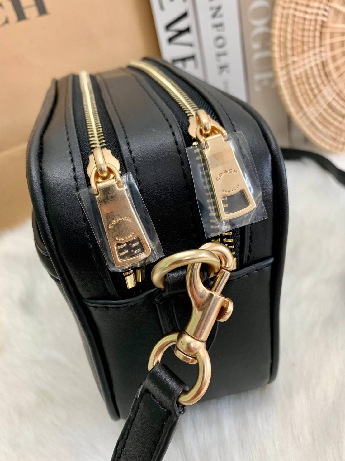 ใครรออยู่จัดเลยค่ะ มากี่รอบไม่พอจริงๆค่ะ😁 COACH JES CROSSBODY IN SIGNATURE BAG กระเป๋าสะพายข้าง//ครอสบอดี้ร์ วัสดุหนังแท้ หนังนิ่มทรงสวย 🔺อะไหล่ป้ายห้อยโลหะแบรนด์นะคะ กระเป๋าแบ่ง2ซิป แต่ละช่องกว้าง สามารถใส่กระเป๋าเงินใบยาวได้; ของจำเป็นได