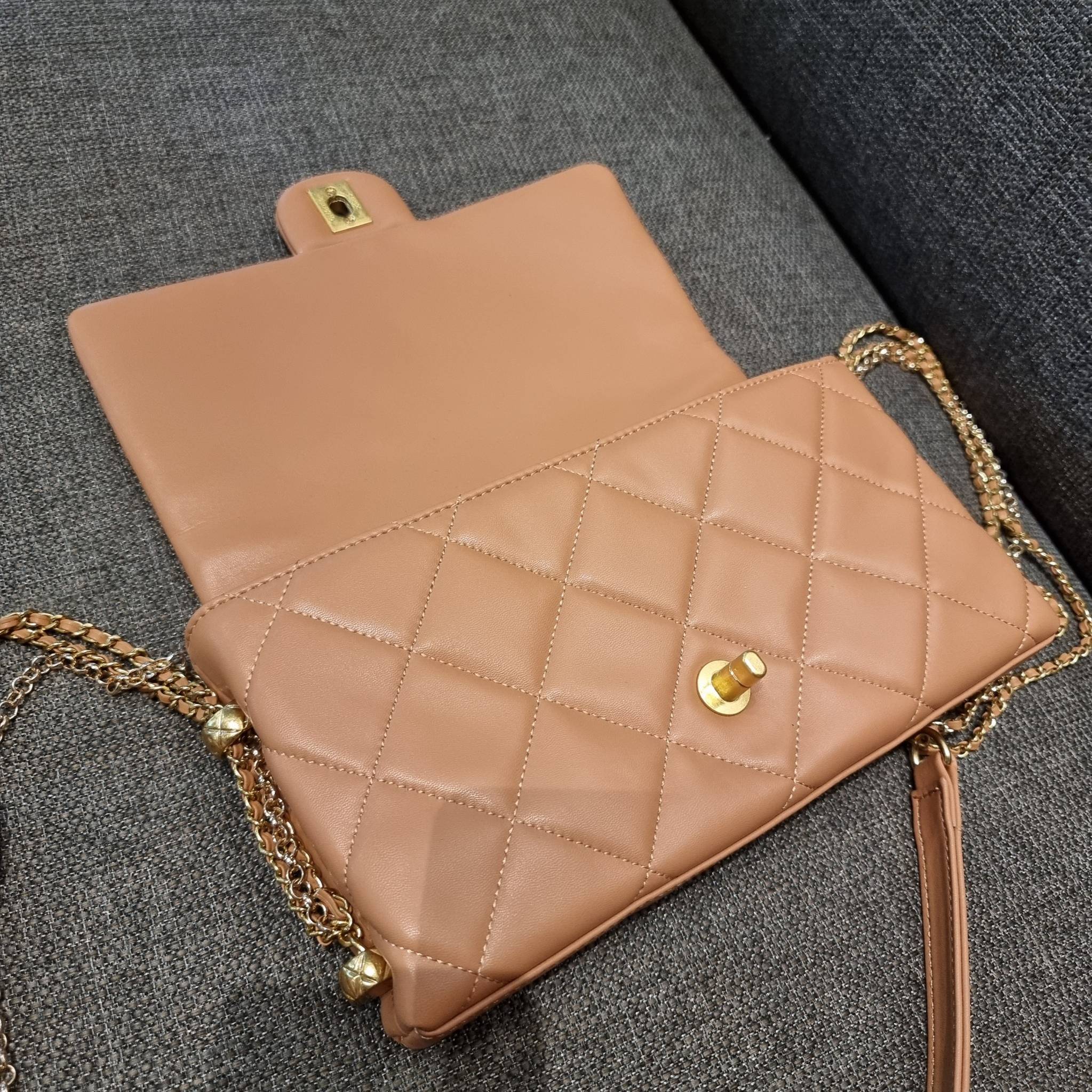 VIP 】สวยหรูพร้อมเสิร์ฟ!! กับไอเท็มสุดเลิฟจาก Chanel กระเป๋าสะพายที่สุดของความคุ้มค่า วัสดุหนังแกะนิ่มเต็มใบ เปิด-ปิดกระเป๋าด้วยตัวบิดล็อค ภายในกระเป๋าบุผ้าสวยหรู มีช่องโล่งกว้างจุของได้สบาย ใส่โทรศัพท์ กระเป๋าสตางค์ได้ มีช่องซิป 1 ช่อง ช่องย่อย 1 ช่อง ดีเ