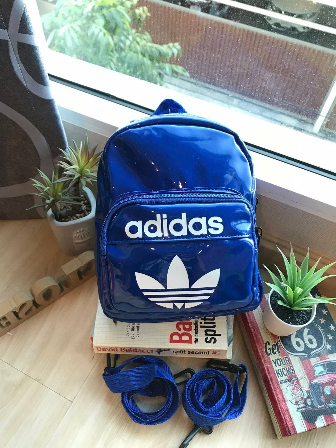 Adidas Classic Mini Backpack กระเป๋าเป้สะพายขนาดกลาง วัสดุหนังแก้ว ขนาดกะทัดรัด กันน้ำได้ เปิดปิดด้วยซิปเดียว ใส่มินิไอแพค กระเป๋าสตางค์ยาวได้ มีสายสะพายสองเส้น สามารถสะพายเป็นทรงครอสบอดี้ หรือเป้ก็น่ารักไปเลยคร้า!
