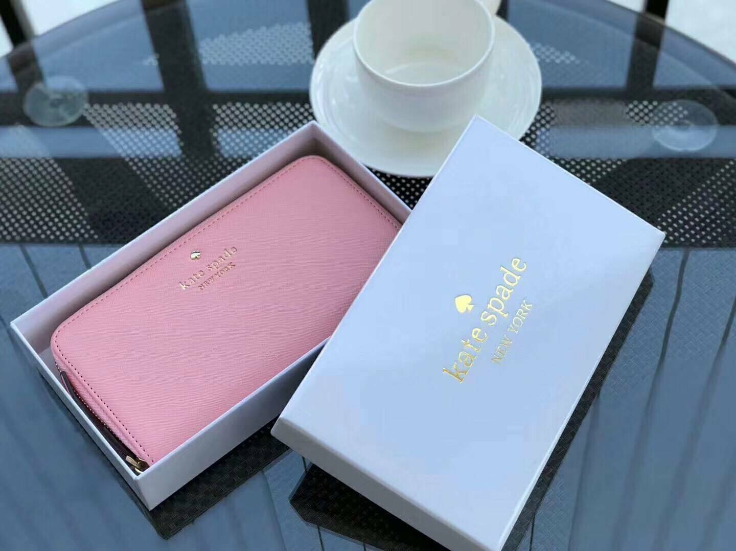 KATE SPADE LONG WALLET กระเป๋าสตางค์ใบยาวรุ่นใหม่ล่าสุดหนัง Saffiano สไตล์ PRADA สวยน่าใช้ ภายในมีช่องซิป1ช่อง และช่องใส่บัตรหลายช่อง ใส่เหรียญ บัตรได้เยอะ ตัวจริงสวยน่าใช้มากค่ะ