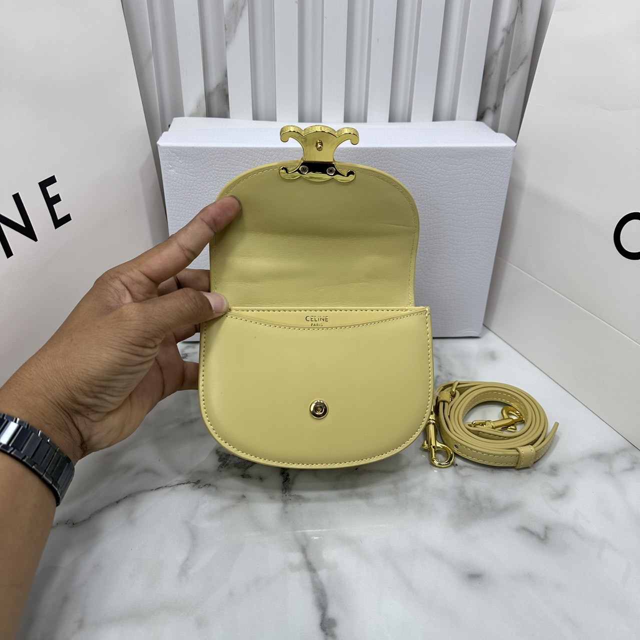 ORI หนังแท้ | CELINE MINI BESACE CLEA IN SHINY and leather กระเป๋าสะพายพร้อมหูจับ ไซส์มินิ แต่งโลโก้สีทองหรูหรา สวยโดดเด่น สามารถถือ สะพายไหล่ และสะพายข้างได้