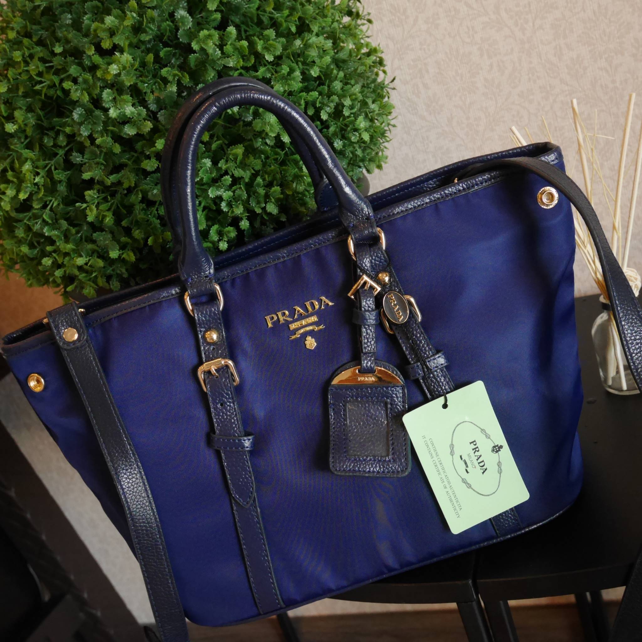 สาวๆที่มองหา กระเป๋าสะพายสวยเก๋ **ที่ใช้ได้ทุกวัน 👧👧 ทางร้าน ขอแนะนำ งานพรีเมี่ยมกิ้ฟ จากเคาเตอร์ต่างประเทศค่ะ รุ่น Limited edition ค่า กระเป๋าสะพาย จากแบรนด์ PRADA เป็น กระเป๋าผ้าไนล่อน สลับหนัง สะพายไหล่ได้ สามารถปรับระดับที่สายสะพายไหล่