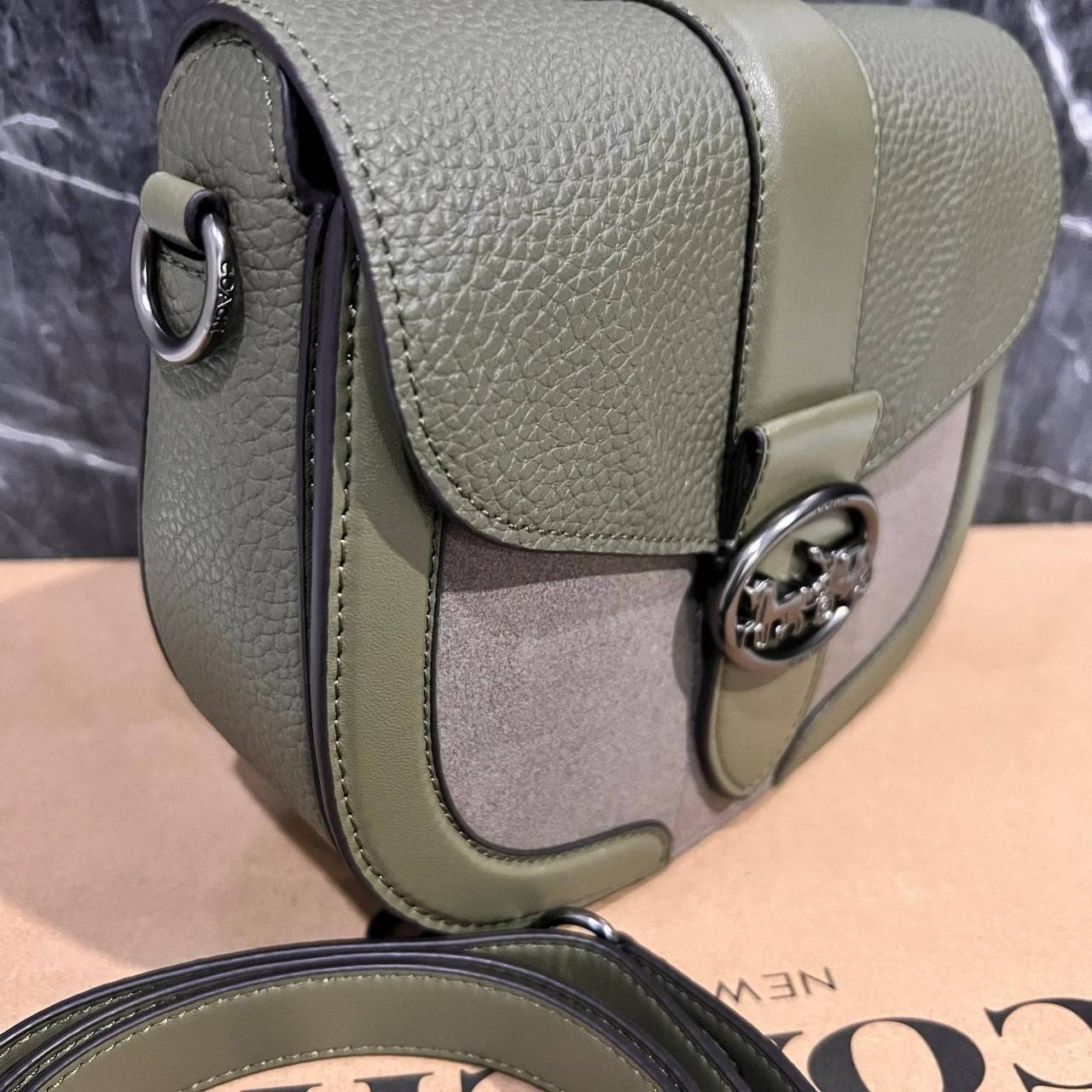 OUTLET 】COACH C2805 GEORGIE SADDLE BAG ใบงาม น้องน่ารัก สุดเรียบหรู เลยทีเดียว วัสดุหนังpebble ตัวกระเป๋าหนังแท้ ตรงกลางตัดกำมะหยี่เพิ่มความหรูหราอย่างลงตัว ภายในกระเป๋ามีช่องเอนกประสงค์กระดุมแป๊ก ซับในผ้า ด้านนอกกระเป๋าเปิด สายสะพายถอดปรับระดับ สำหรับสะพ