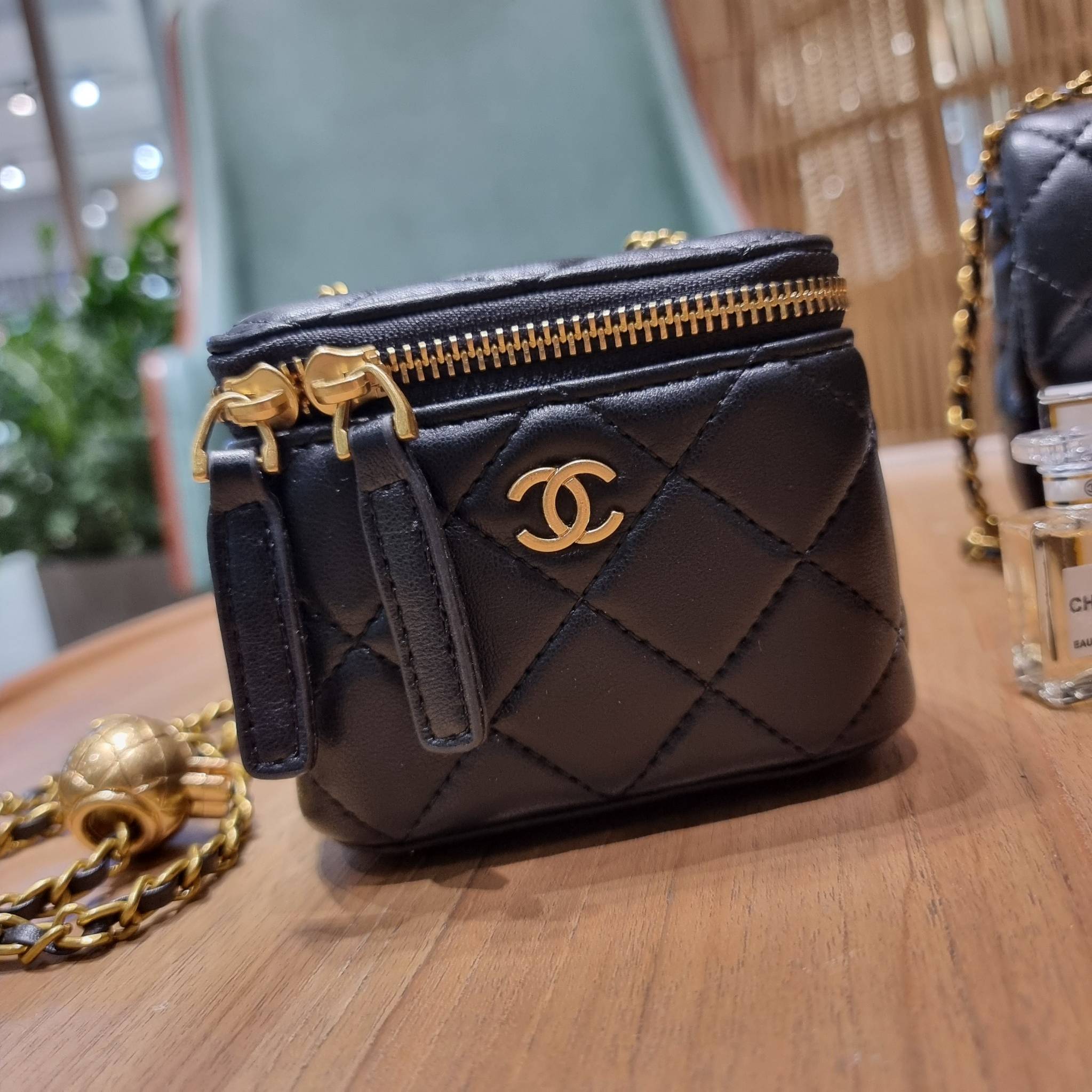 VIP 🥂 เซ็ทคือที่สุดของความคุ้ม CHANEL GIFT BOX SET สุดหรูชวนให้สะสม สุดยอดไอเท็มหายากพร้อมเสิร์ฟครบชุด สุดคุ้ม มาพร้อมกระเป๋าสะพายถึง 2 ใบ สุดหรูลิมิเต็ด จับคู่รุ่นยอดฮิต และที่พิเศษยังมีน้ำหอมตัวท็อปมาให้อีก chanel no.5 ที่แสนจะเย้ายวน ในขนาด 7.5