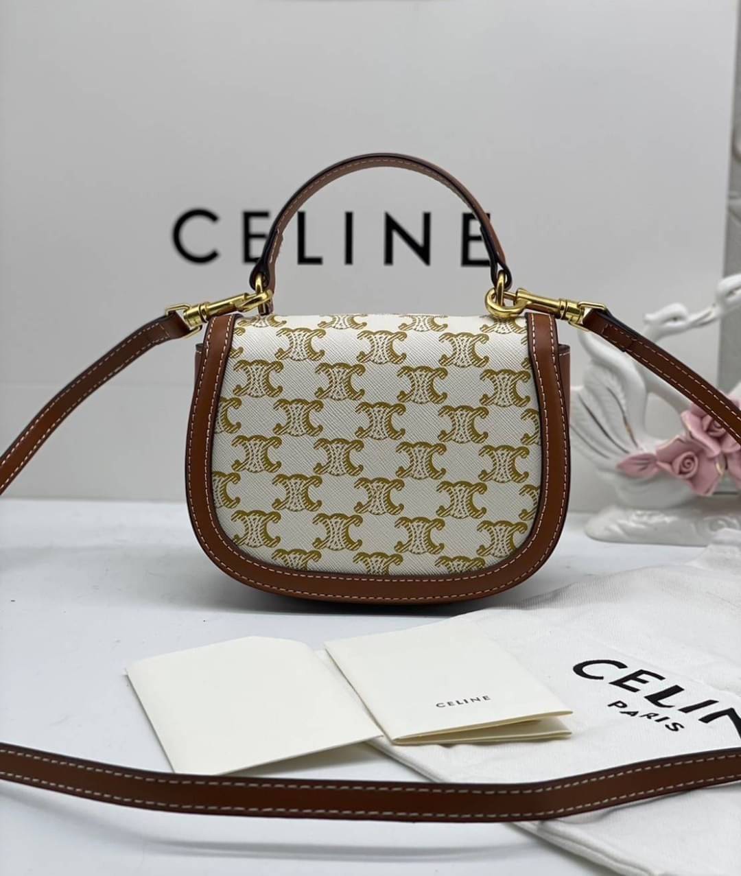 CELINE Mini besace triomphe in shiny top handle กระเป๋าสะพายคาดลำตัวพร้อมหูจับถนัดมือ ได้รับความนิยมอย่างมาก ด้วยรูปร่างทรงโค้งมนมีความคลาสสิกตามแบบฉบับแบรนด์