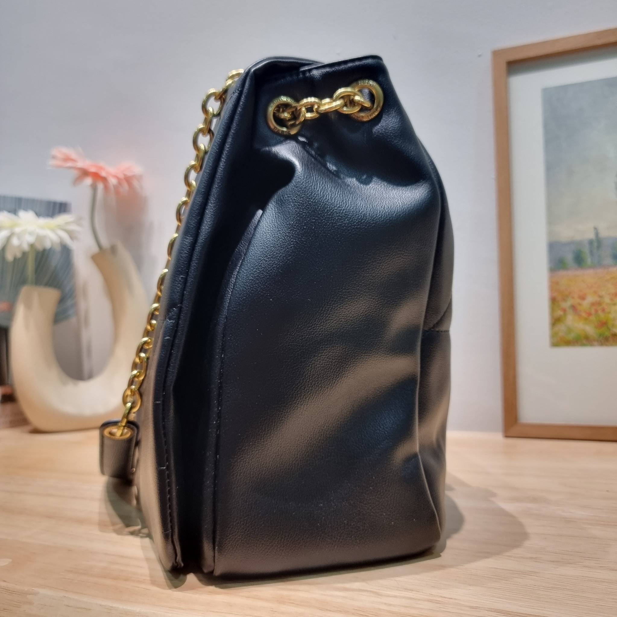 YSL jamie 4.3 in lambskin กระเป๋าสะพายใบใหญ่ เรียบหรู ดูปัง ดูแพง สีดำคลาสสิคตัดกับอะไหล่สีทองได้อย่างลงตัว ครบเครื่องตัวมัม! ดีไซน์ใหม่ 2023 สัมผัสผิวกระเป๋าดูดีมากๆ