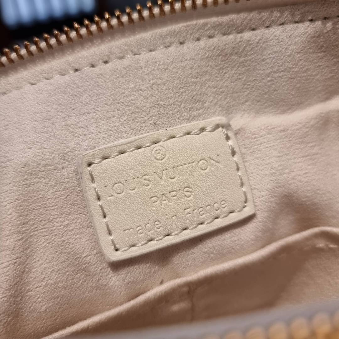 LV HANDLE POUCH MONOGRAM / LV Coussin กระเป๋าสะพายกึ่งคลัชท์ สุดล้ำ มาแรงมาก ด้วยความสวยปังตั้งแต่แรกเห็น วัสดุหนังแกะปั๊มลายสวยคม มาพร้อมสาย 2 เส้น เลิศๆ มีสายโซ่ที่มีดีเทลละเอียดไม่ซ้ำ และสายสปอร์ตครอสบอดี้ ที่จะคล้องไว้ทั้งสองเส้นก็ดีงาม หรือสลับใช้ตาม