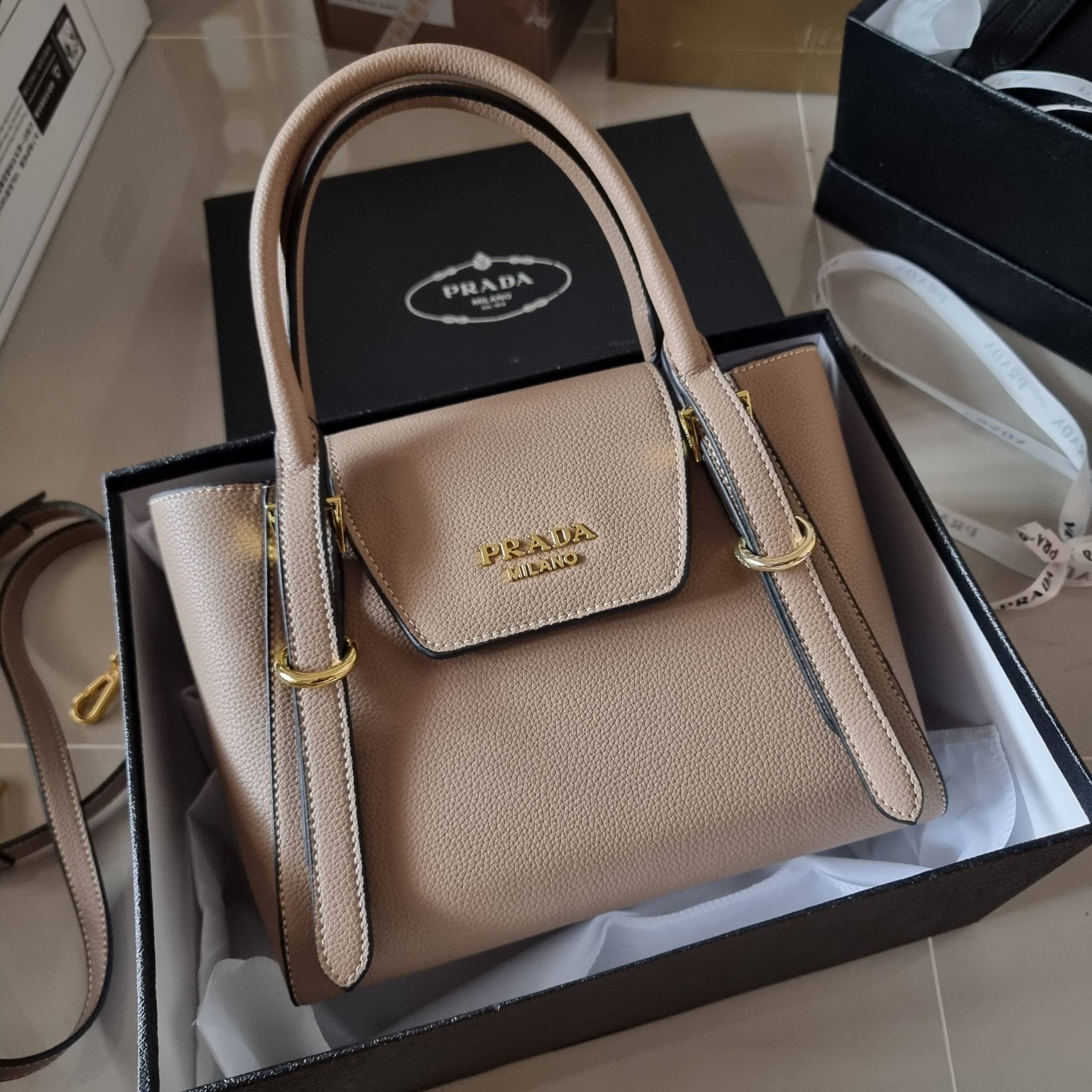 PRADA Saffiano leather bag / Prada leather bag กระเป๋าถือ/สะพายล่าสุด ที่ดีไซน์เรียบหรู สวยคมชัด เต็มไปด้วยดีเทลน่าใช้ สายคล้องไหล่ที่สามารถถอดออกได้
