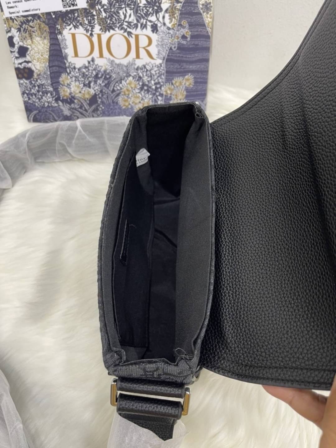 DIOR MINI SADDLE MESSENGER BAG รุ่นที่หนุ่มๆตามหา รุ่นหายาก!! ล็อทนี้ราคาดีมากค่ะ กระเป๋าสะพายลุคผู้ดี สีสวยคมคลาสสิก ดีไซน์เรียบหรู แนะนำใบนี้เป็น everyday bag รับรองตอบโจทย์ทุกลุค ทุกสไตล์แน่นอนจ้า