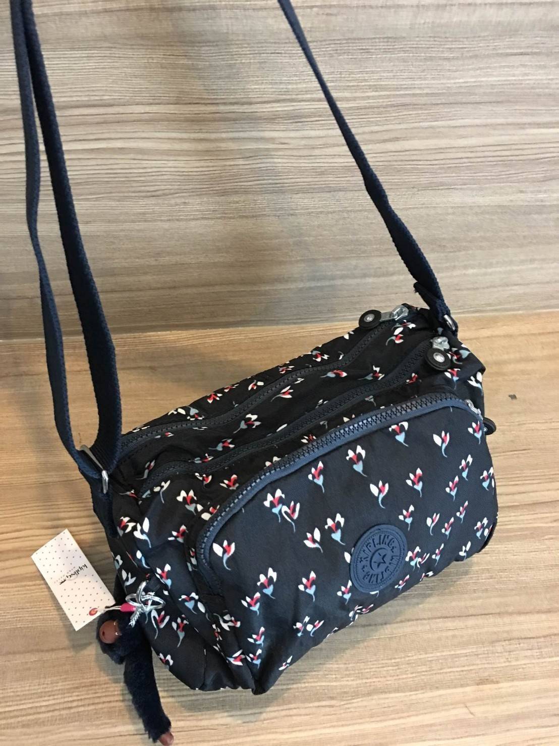 Kipling Reth กระเป๋าสะพายทรงสวย รุ่นยอดนิยม สายสะพายปรับระดับสั้น-ยาว เป็นกระเป๋าสะพายแบบ cross body ได้ค่ะ ช่องซิปเยอะ ใส่ของได้เป็นสัดส่วน จุสัมภาระได้ดีเลยค่ะ ทรงสวย สะพายน่ารักมาก ห้ามพลาดเลยค่ารุ่นนี้