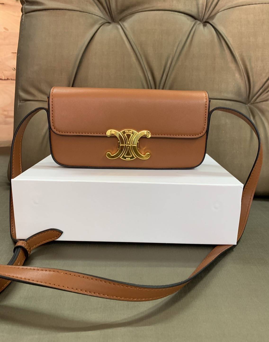 CELINE TRIOMPHE SHOULDER BAG VIP GIFT WITH PURCHASE-GWP พรีเมี่ยมกิ๊ฟ Limited Edition จาก CELINE PERFUME DUTY FREE COUNTER วัสดุหนังแกะสังเคราะห์เรียบ ดีไซน์ยอดนิยมสไตล์สาว LISA ทรงเหลี่ยมสวยหรูอยู่ทรง