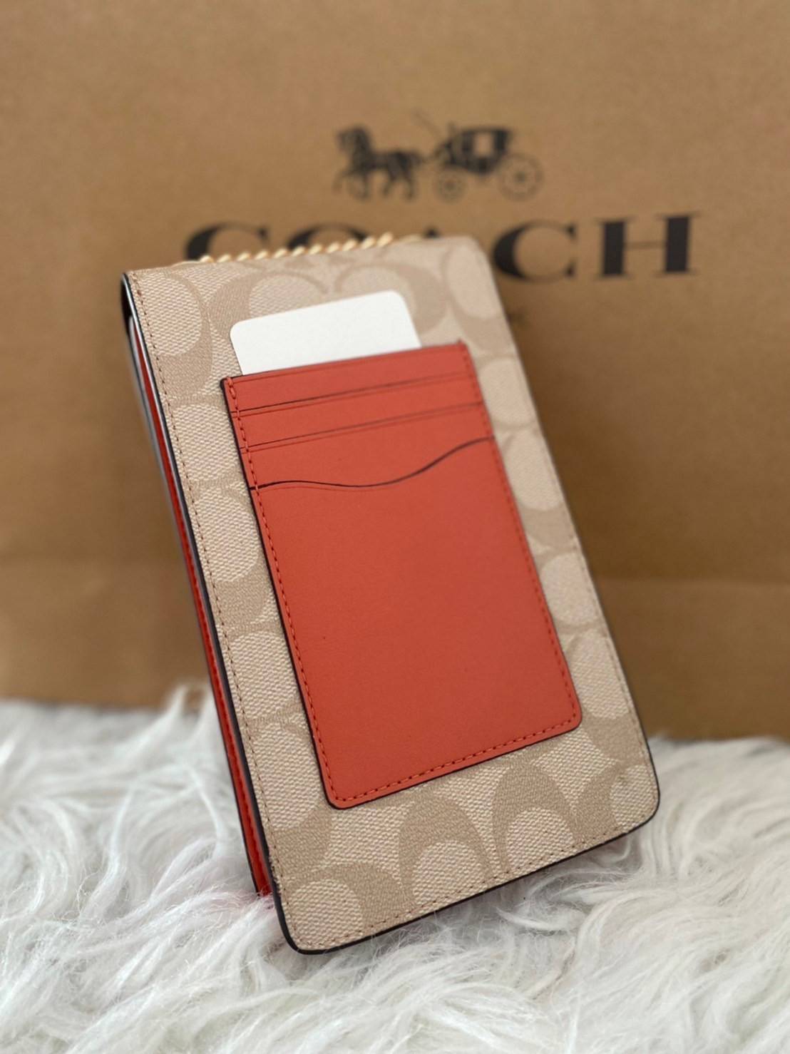 COACH NORTH/SOUTH CROSSBODY IN SIGNATURE CANVAS แจกความสดใสกันอีกครั้ง!! กับกระเป๋าสะพายเอนกประสงค์ Case phone ใส่โทรศัพท์มือถือได้ทุกรุ่น ดีไซน์ลายผลไม้ฉ่ำๆ สวยมีเสน่ห์ 💖 วัสดุหนังแคนวาสคุณภาพ ฝาและภายในเป็นหนังแท้ เปิด-ปิดด้วยกระดุม สายสะพายยาวป