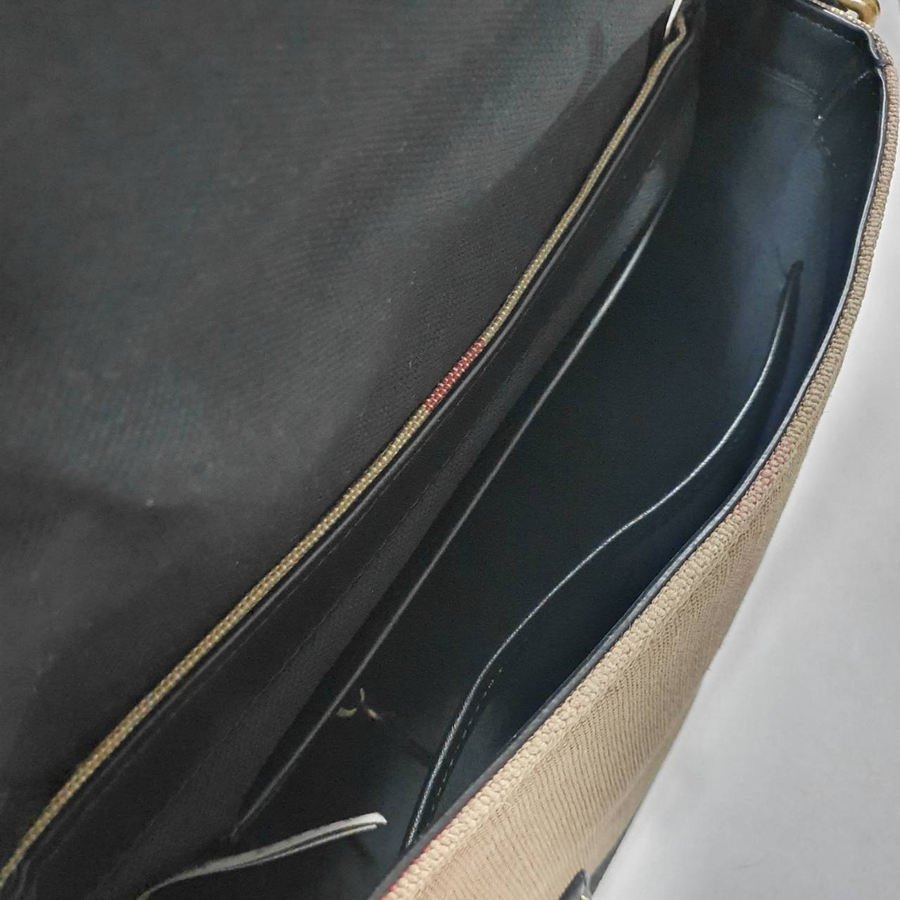 พร้อมเป็นของขวัญ มอบให้คุณผู้ชายแล้วค่ะ สำหรับ BURBERRY MASSENGER VINTAGE BAG VIP GIFT WITH PURCHASE (GWP) พรีเมี่ยมกิ๊ฟ Limited Edition จากBURBERRY วัสดุผ้าแคนวาสโทนสีสุภาพ คลาสสิค ด้ายหลังมีช่องกระดุมใหญ่ ตัวกระเป๋าเปิดปิดด้วยตัวล็อค ภายในมีช่องแยก2ช่อง