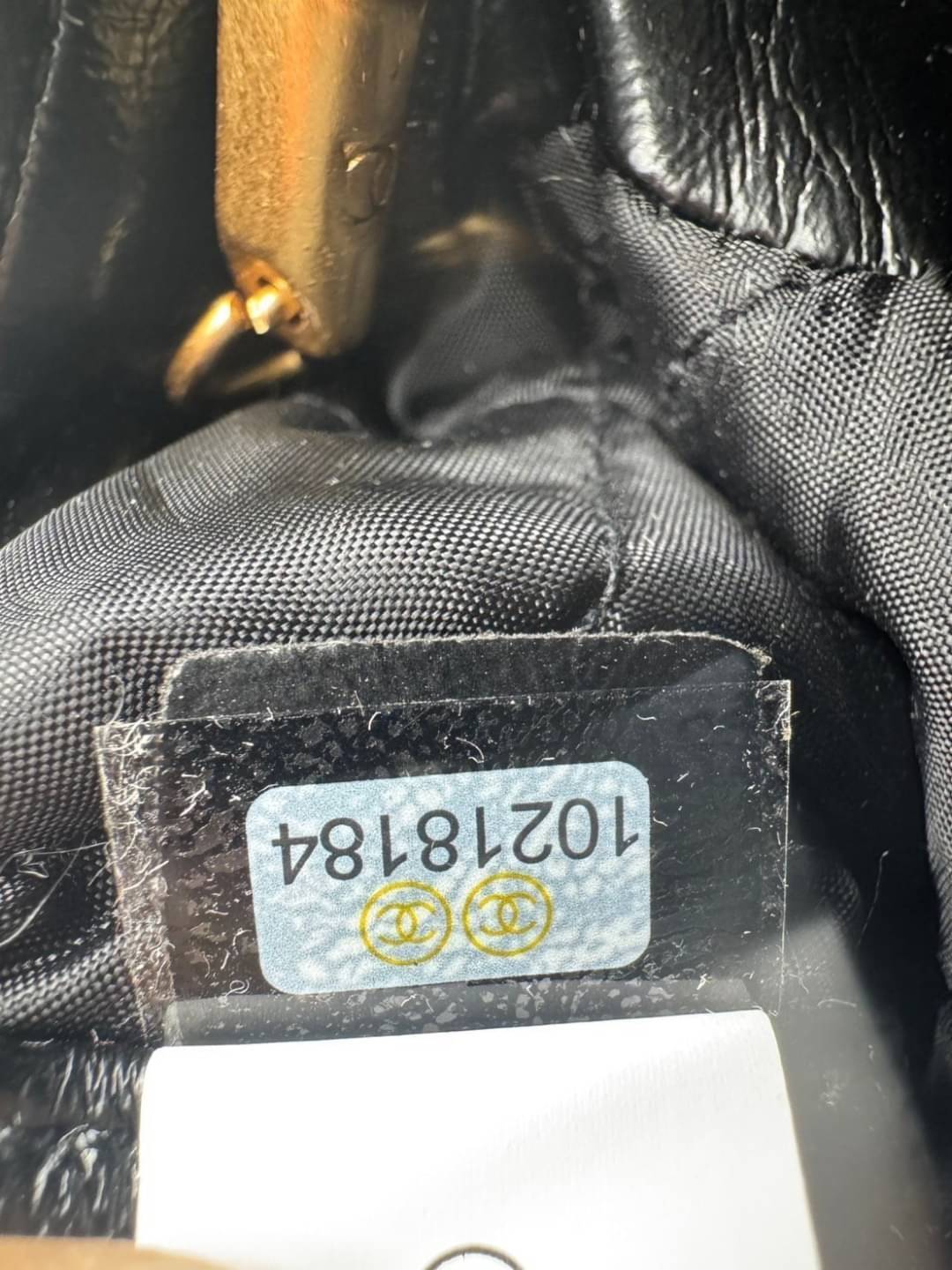 CHANEL 22 mini handbag กระเป๋าสะพายไซส์มินิ น่ารักน่าใช้ สวยเกินต้านที่สุดกับไอเท็มนี้ ที่สาวๆหรือใครๆก็ต้องมีแล้วค่า!! มาในไซส์มินิ น่ารักจริงจัง!! แค่เห็นก็หลงรัก