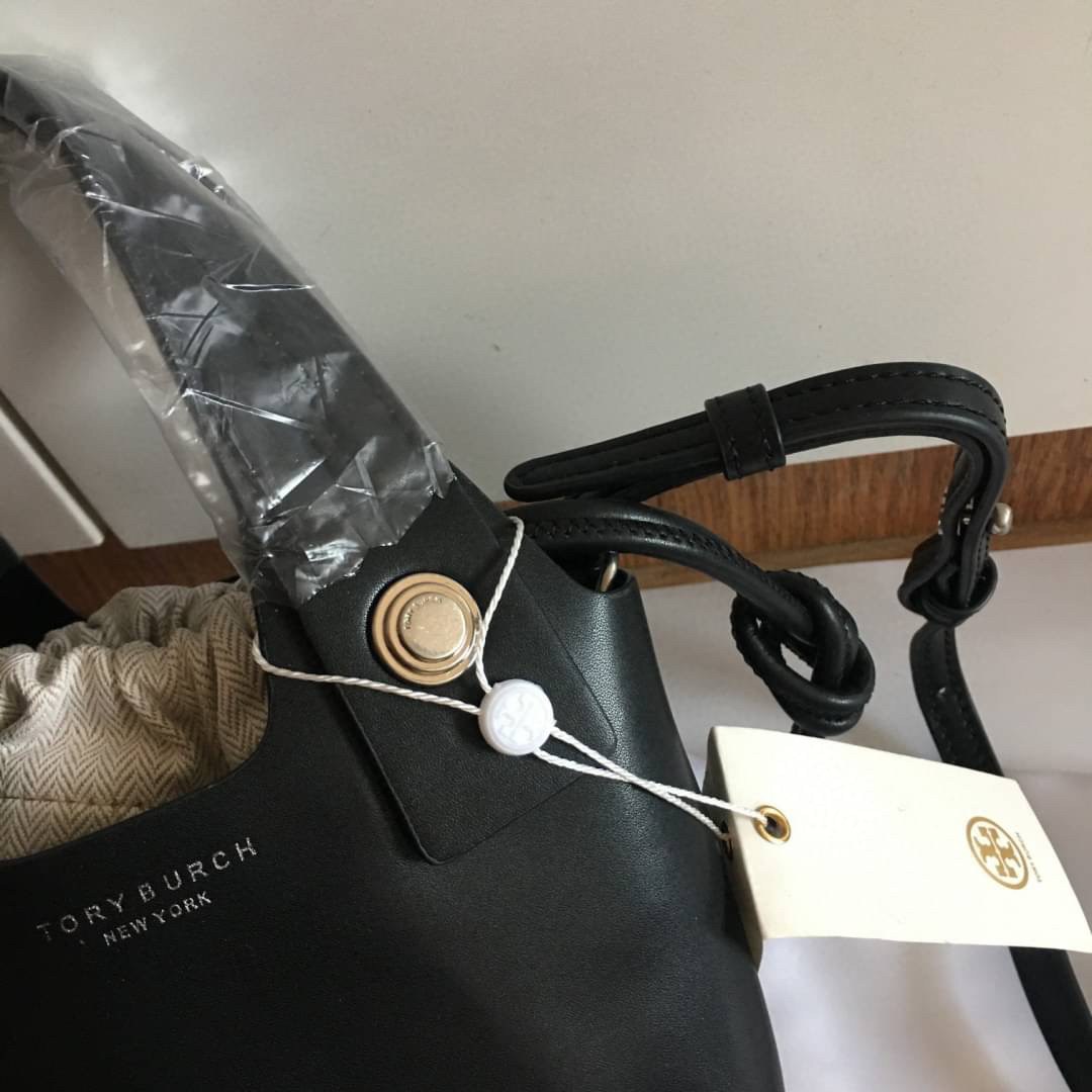 TORY BURCH BUCKET BAG กระเป๋าทรงขนมจีสอดไส้กระเป๋าผ้าแคนวาส อะไหล่เงิน วัสดุใบนอกหนังเรียบสีดำทั้งใบ