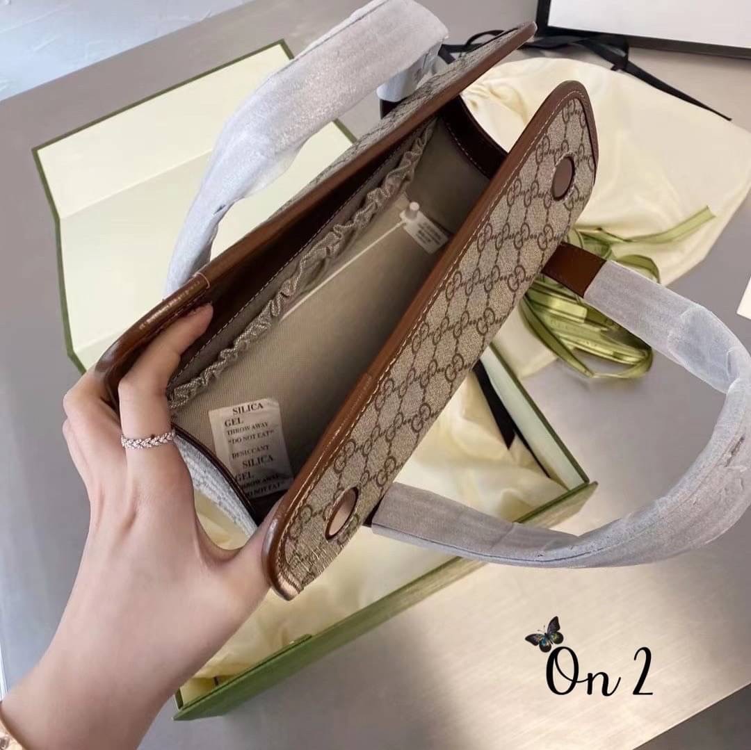 GUCCI Horsebit 1955 mini leather-trimmed printed coated-canvas tote / GUCCI Horsebit 1955 mini top handle bag กระเป๋าสะพายทรงกล่อง พร้อมสายสะพายยาว งานเปิดด้านบน หน้าติดอะไหล่ horsebit สีทองปั้มทุกจุด สวยหรูดูดีมากค่ะ