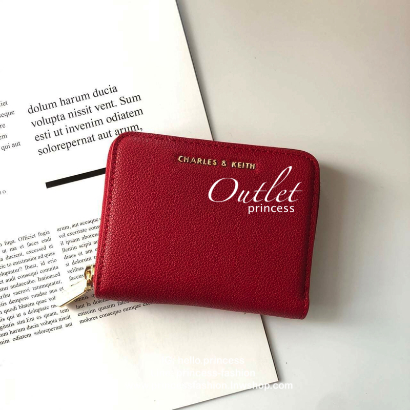 กระเป๋าสตางค์ใบสั้น CHARLES & KEITH เปิด - ปิดกระเป๋าด้วยซิปรอบ ด้านในมีช่องใส่บัตร ช่องใส่ธนบัตร ช่องใส่รูป และช่องซิปค่ะ