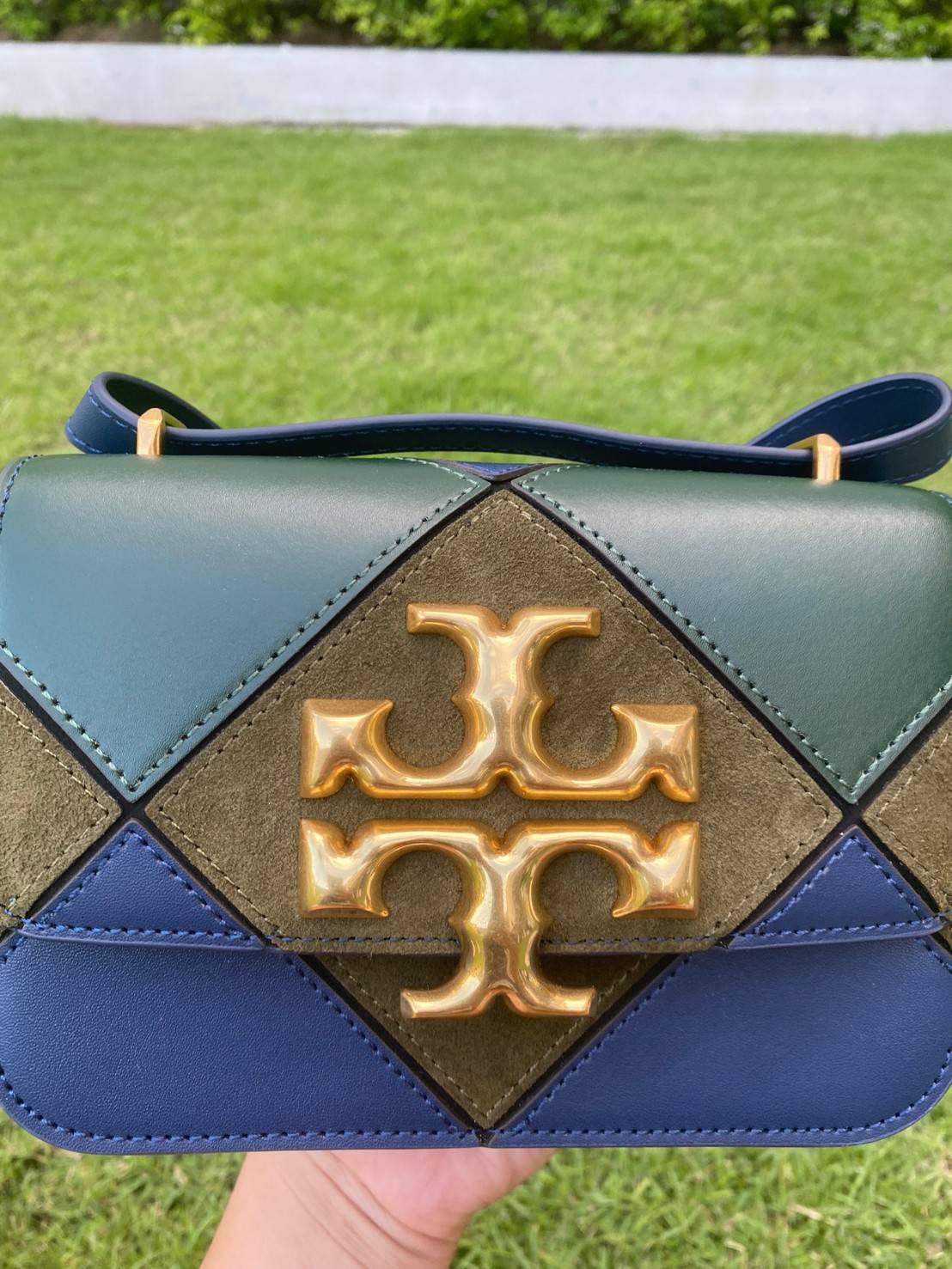 Tory Burch Eleanor Bag (รหัสรุ่น 84089) Collection ใหม่2021 ชนช็อป กระเป๋าสะพายcrossbody 💚สีเขียวเหนี่ยวทรัพย์วัสดุชั้นดี เปิดปิดด้วยแม่เหล็ก ภายในโล่งและมีช่องซิปด้านข้าง สายสะพายปรับระดัยสั้นยาวได้ตามใจชอบ รุ่นนี้สวยหรูไฮโซมาก ห้ามพลาดนะสาวๆ