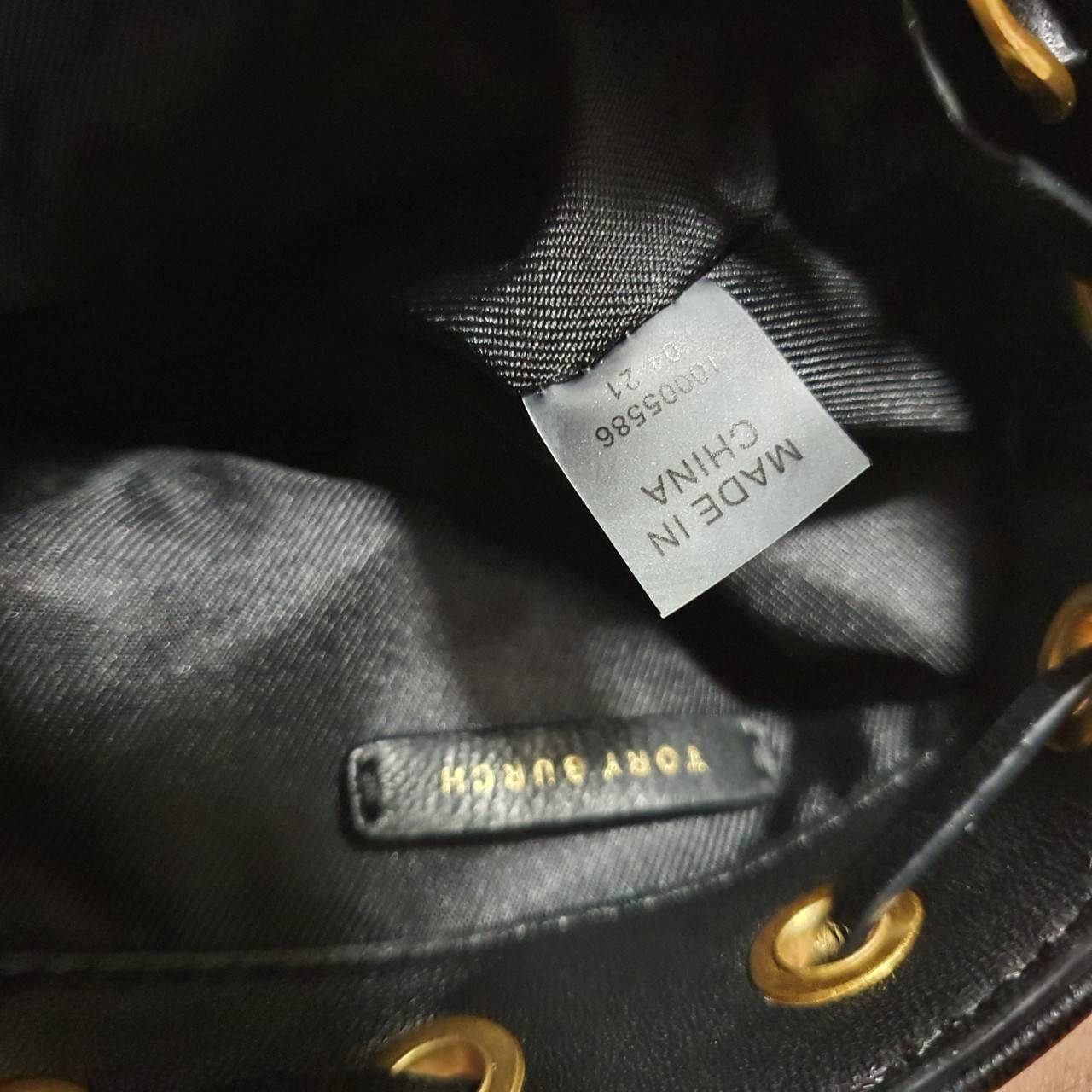 Tory Burch Fleming Soft Mini Bucket Bag กระเป๋าทรงขนมจีบขนาดมินิรุ่น Fleming ที่ตัดเย็บจากหนังแท้