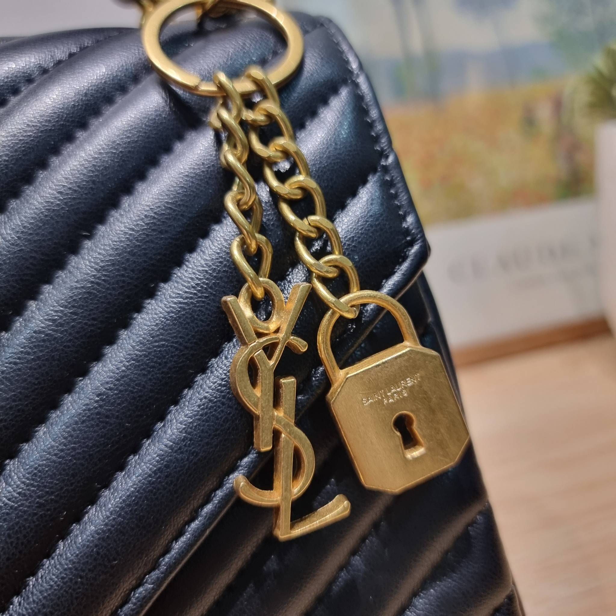 YSL College Medium Bag / Yves Saint laurent crossbody boutique กระเป๋าสะพายไหล่ ดีไซน์ทรงสวยหรู พิเศษ แถมฟรี พวงกุญแจห้อยเอกลักษณ์แบรนด์ ดูแพงไปหมดจริงๆไอเท็มนี้