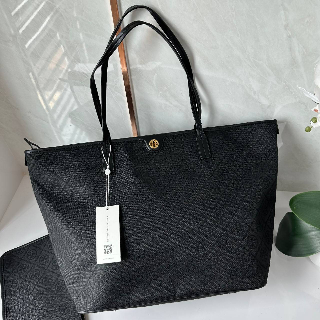 TORY BURCH T MONOGRAM ZIP TOTE (ใบใหญ่) / TORY TOTE BAG กระเป๋าทรงโท้ทพร้อมกระเป๋าใบใหญ่ วัสดุผ้าแจ็คการ์ดตัดขอบหนัง