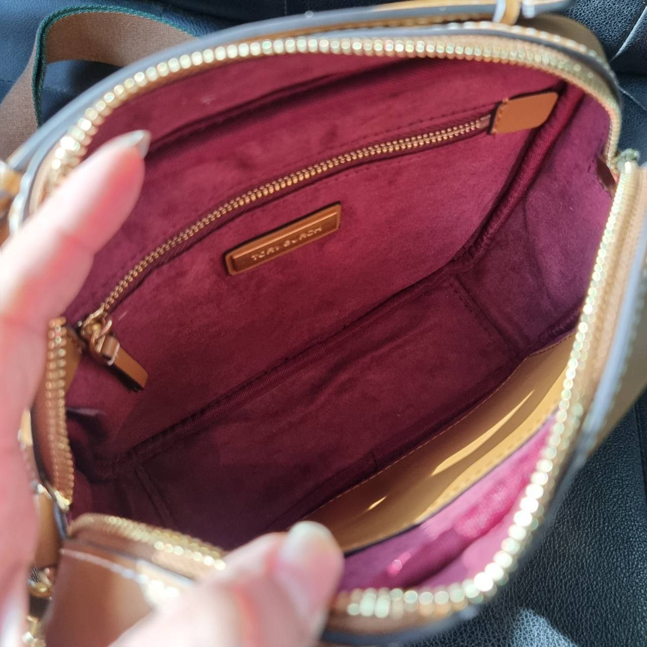 TORY BURCH T MONOGRAM JACQUARD CAMERA BAG ใหม่ล่าสุด ยังไม่เข้าช็อปไทยน้า จัดมาให้สวยเลิศก่อนใคร!! สี hazel ใหม่ หรู ผู้ดีมากๆ กระเป๋าสะพายข้างทรงกล่อง ใช้งานง่าย วัสดุ jacquard woven สลับหนังแท้ มีซิปเปิดปิดด้านหน้า และช่องหลัก ดีไซน์ออกมาให้ดูคลาสสิควิน