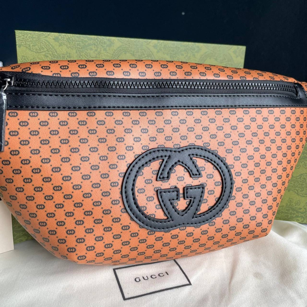 หนังแท้ GUCCI BELT BAG / GG BELT BAG กระเป๋าคาดอก/คาดเอว รุ่น Unisex ใช้ได้ทั้งหญิงชาย ภายในเป็นช่องโล่งกว้าง ใบใหญ่ขนาดมาตรฐานจุของได้เยอะ สายสะพายปรับได้ตามตัว ใบจริงเห็นแล้วหลงรัก คุ้มค่าที่สุด อีกรุ่นหนึ่งที่หลายคนตามหา งานออริสวยมาก ทำจากหนังแท้ สามา