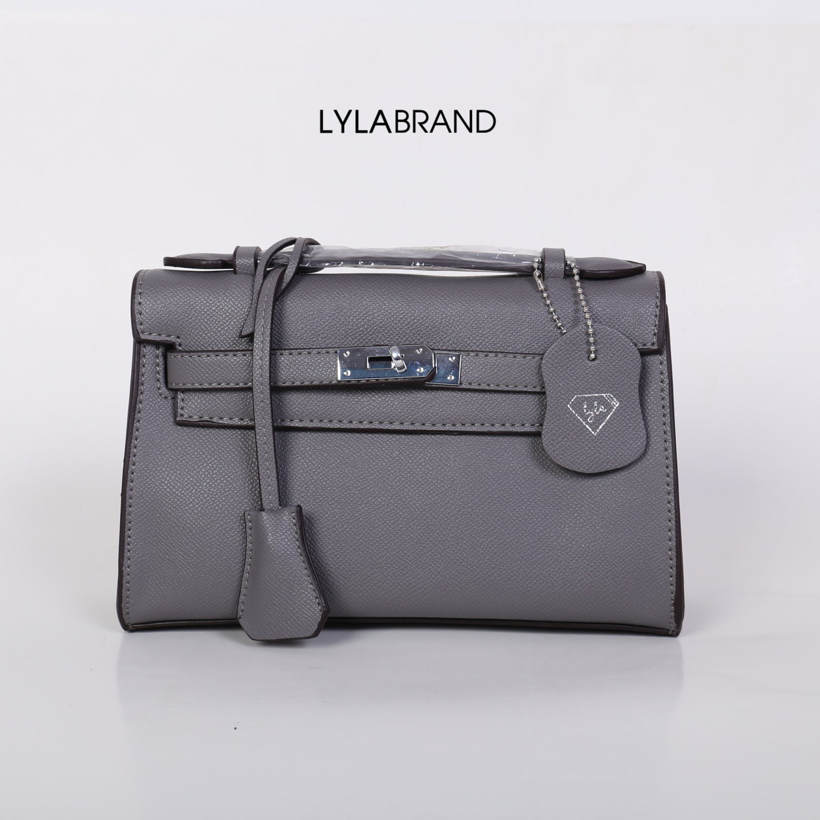 LYLABRAND🔔 KELLY MINI SIZE 22 CM / EPSOM PU TOP PREMIUM มาพร้อมสายหนังและสายโซ่คุณภาพดีสุดๆ ใบเล็กน่ารักพอดิบพอดีถือเป็นครัชออกงานได้ให้ลุคหรูสุด หรือจะใส่กับชุดทำงาน กางเกงยีนส์ ได้หมด ครบเลยค่ะ ให้ลุค ผู้ดีมากๆ ใส่ iphone plus ได้ทุกรุ่น มีสีให้