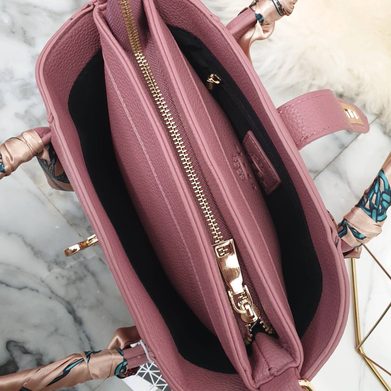 กระเป๋าทรงน่ารักๆ รับ Summer นี้เลยค่า KEEP ‘ Basket ‘ Handbag > ทรงน่ารัก (ราคานี้แถม ปอมๆ และผ้าพันหูกระเป๋าให้ 2 ผืน เข้า Set ) > มีใบเล็กด้านใน ให้อีก 1 ใบ สามารถเอาออกมาใช้สะพายได้ ( เหมือนซื้อ1ได้2 ) >น้ำหนักเบา ใบเล็กกะทัดรัด เหมาะกับ Summ