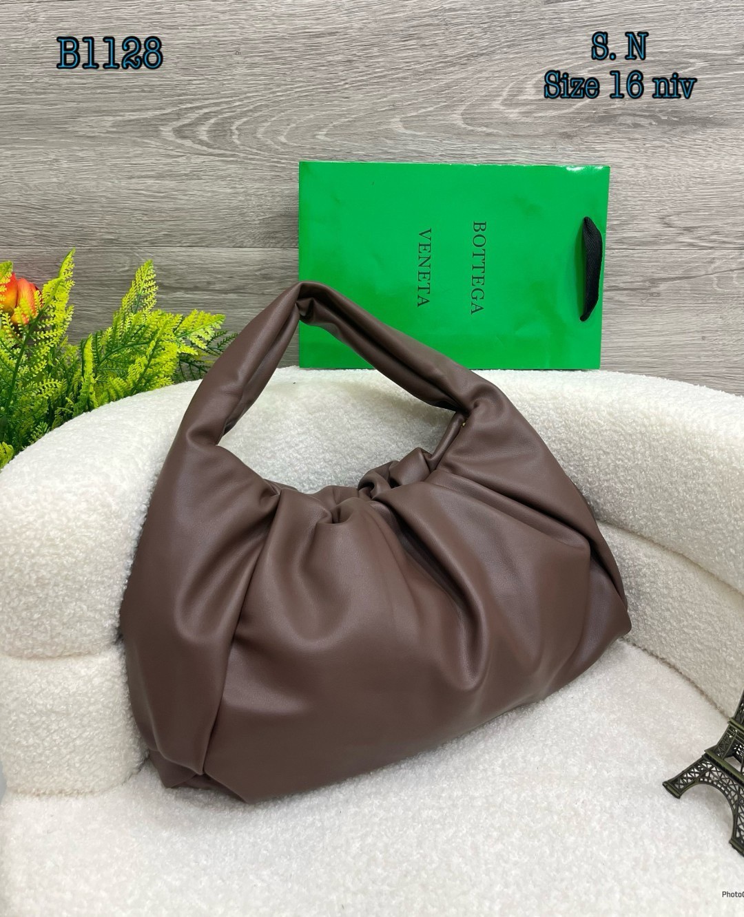 Bottega Veneta The Shoulder Pouch Bag กระเป๋าสะพายรุ่นยอดฮิต หนังเรียบสวยผิวสัมผัสนุ่มมาก ดีไซน์เฉพาะตัว ใบจริงสวยคมทุกสี