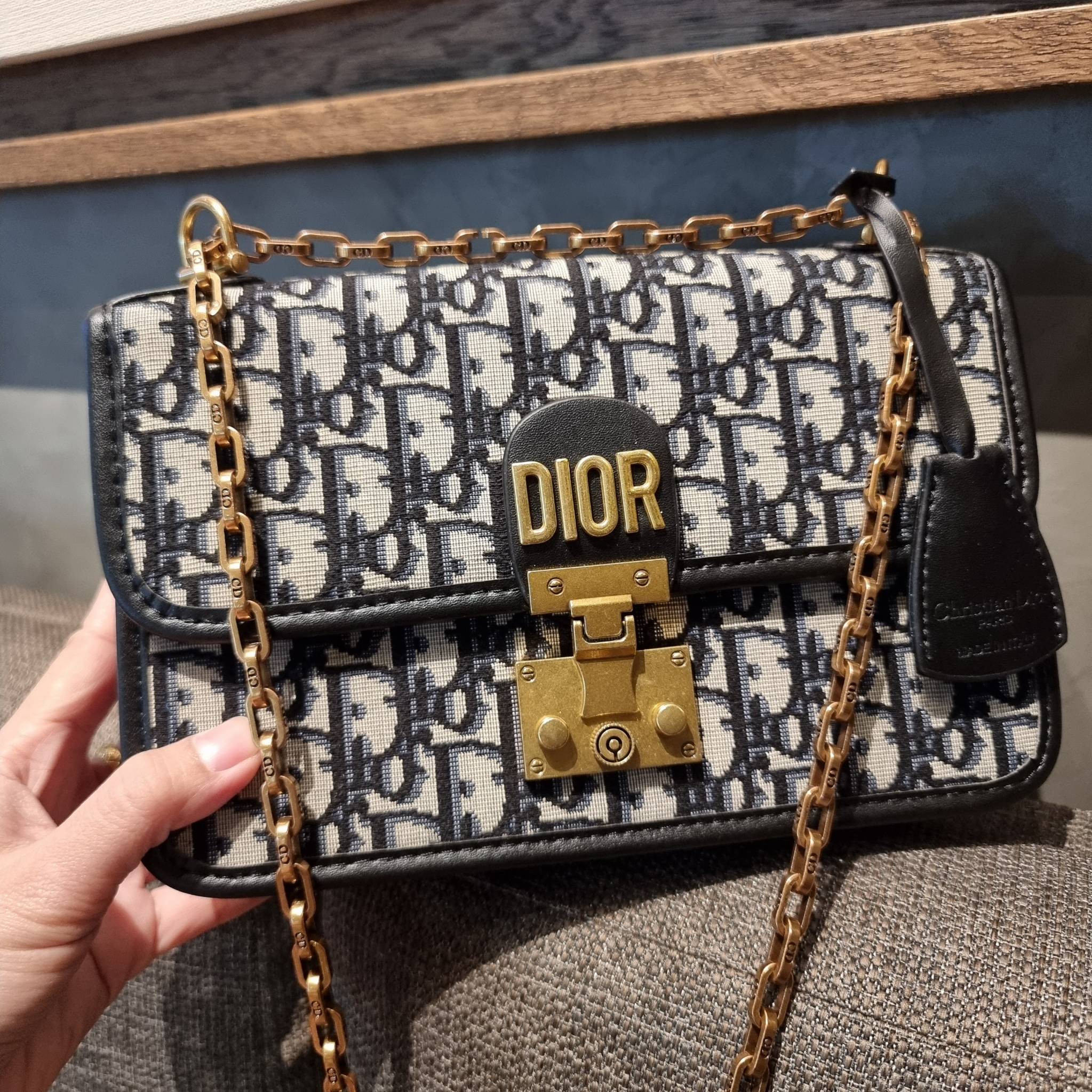 DIOR CD ADDICT FLAP BAG กระเป๋าสะพายดีไซน์คลาสสิค สวยผู้ดี โดดเด่นด้วยโลโก้และอะไหล่ตัวล็อคสีทอง เพิ่มดีเทลความหรูขึ้นไปอีก วัสดุผ้าแคนวาสทอลวดลายเอกลักษณ์ ภายในเป็นช่องโล่ง มีช่องซิป สายสะพายโซ่ในตัว ปรับใช้ได้ 2 แบบ สะพายข้าง หรือสะพายโซ่คู่ที่ไหล่ก็สะด