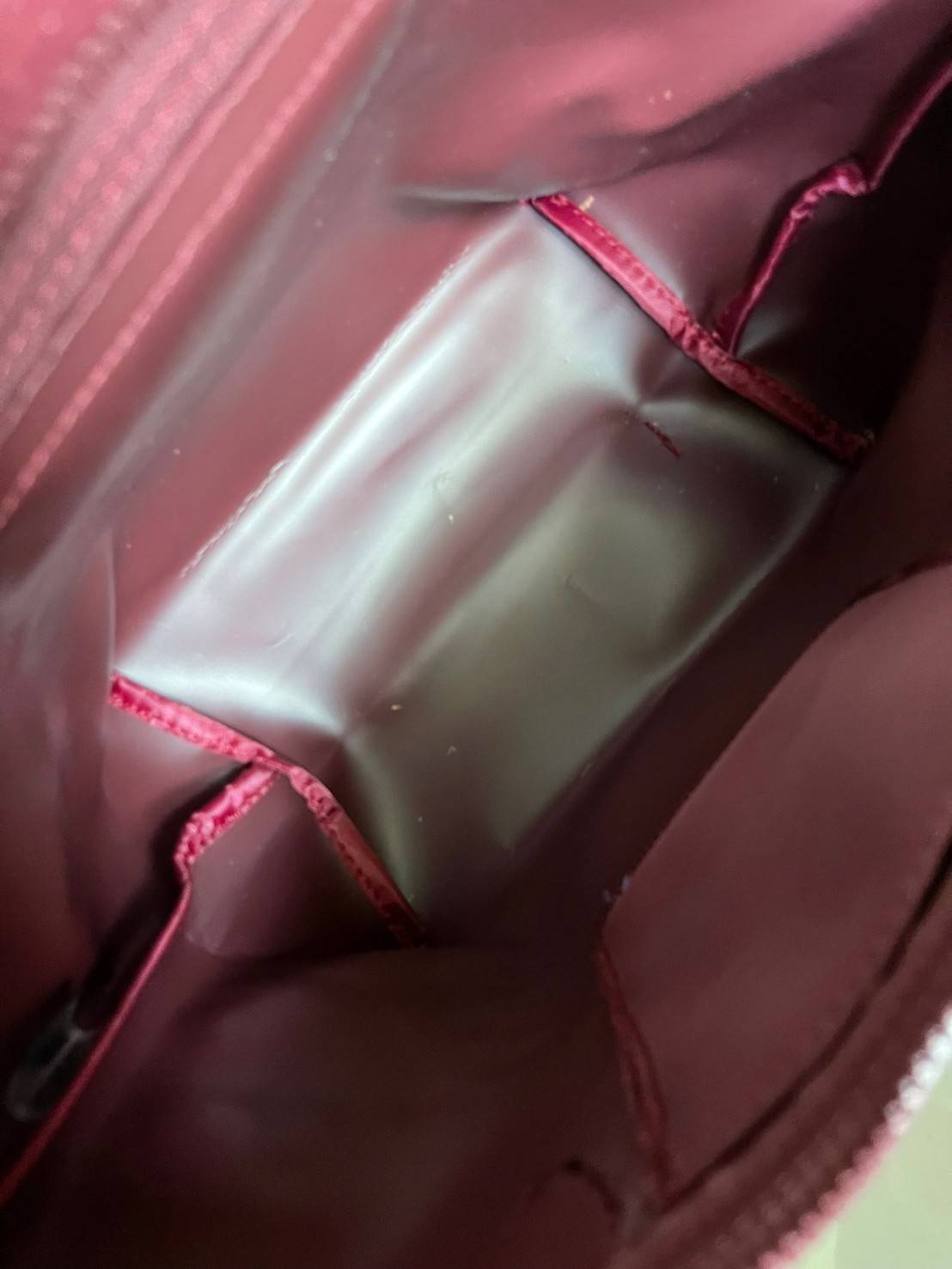 Longchamp Le Pliage Neo Size S มาพบกับกระเป๋ารุ่นยอดนิยม ที่สาวๆ ต้องมีไว้เก็บไว้สักใบ กระเป๋าโท้ทใบนี้ มาพร้อมกับสีที่มีสไตล์เรียบง่าย มีสายสะพายยาวช่วยให้คุณสามารถสะพายไหล่ได้อย่างสบาย ในขณะที่ที่ปิดแบบซิปช่วยให้คุณมั่นใจได้ว่าของด้านในมีความปลอดภัย Le 