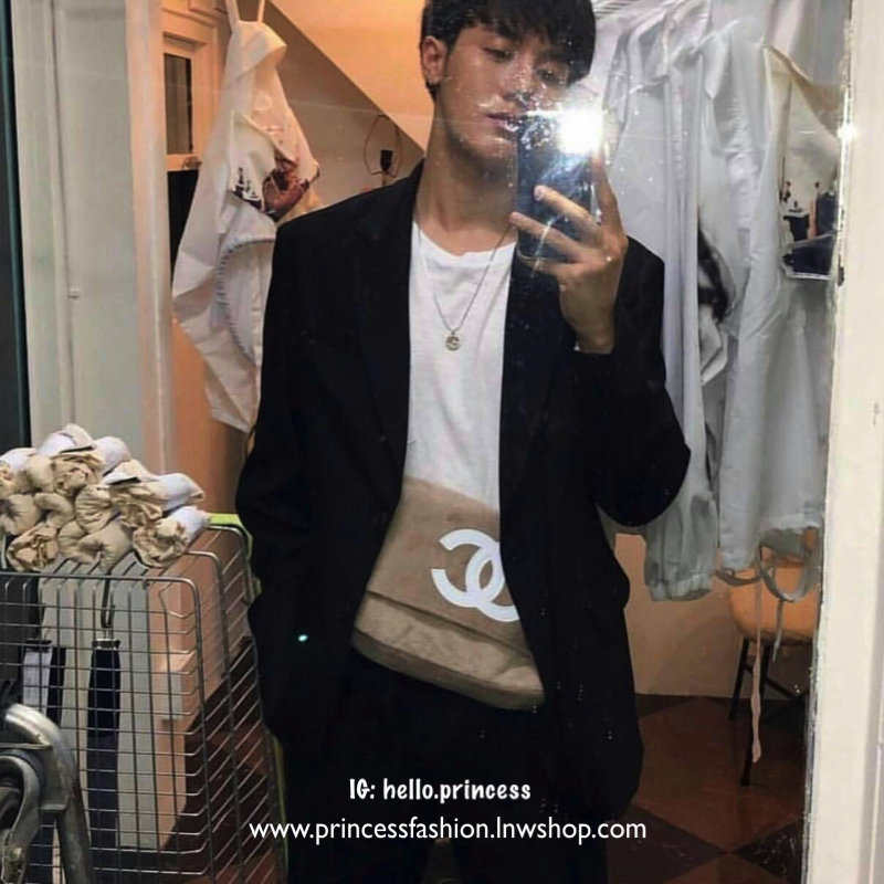 Chanel Beaute Crossbody Bag กระเป๋าถือหรือสะพายพรีเมี่ยมของเเท้จาก Chanel Cosmetic Counter VIP Gift รุ่นแนะนำวัสดุขนวูฟหนานุ่มตัดโลโก้แบรนด์หนังแก้วสวยโดดเด่น น้ำหนักเบา เปิดปิดด้วยฝาปิดกระดุมแม่เหล็ก ใบใหญ่กำลังดีใส่ ipad กระเป๋าสตางค์ใบยาว iphone เครื่อ