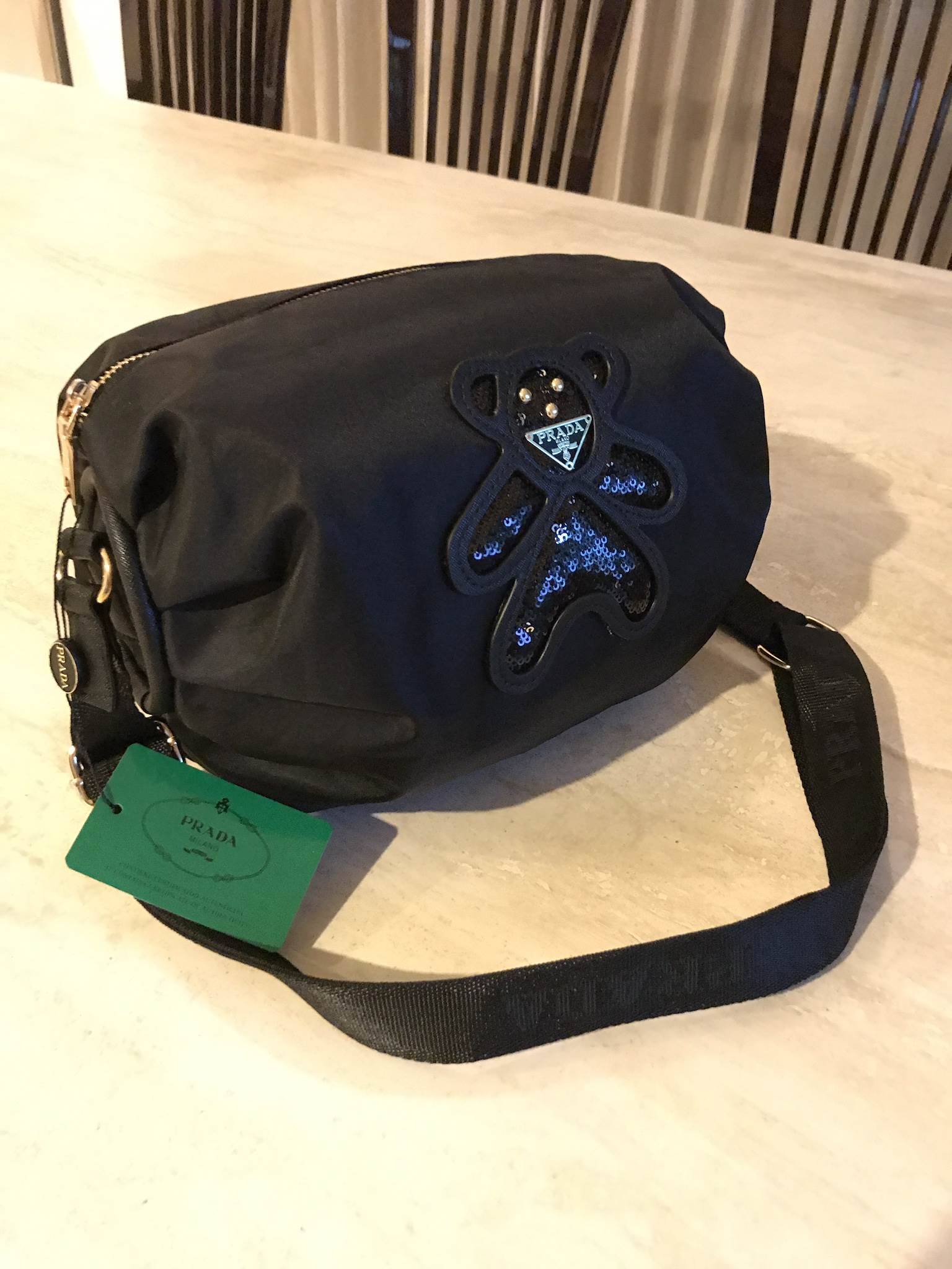 มาแล้วค้า! PRADA NYLON CROSSBODY BAG กระเป๋าสะพายพรีเมี่ยมกิ้ฟจากเคาน์เตอร์ต่างประเทศ Limited edition วัสดุ Nylon เนื้อหนาคุณภาพดีตามแบบฉบับแบรนด์ ขนาดใหญ่ จุได้เยอะ น้ำหนักเบา ด้านหน้าเป็นลายหมีปั๊กกลิ้ตเตอร์โลโก้แบรนด์อะไหล่ทองหรู ภายในซับ Polyester 100