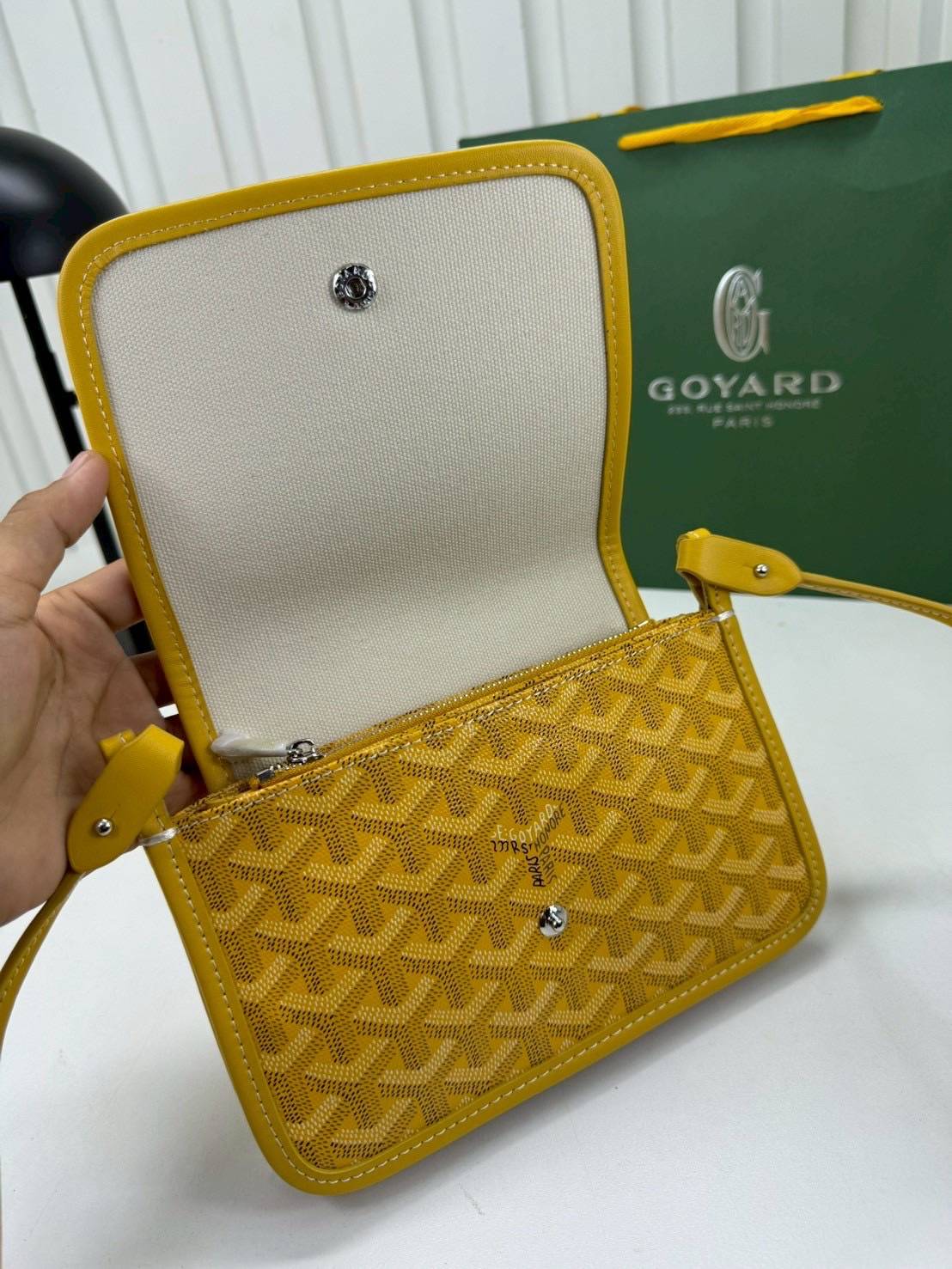 10 สี ORI หนังแท้ | GOYARD Plumet pouch-wallet กระเป๋าสะพายใบเล็กกะทัดรัด ดีไซน์กระเป๋าสตางค์ Plumet ดีไซน์มาพร้อมช่องใส่เหรียญ ธนบัตร และบัตรต่างๆ สามารถสะพายไหล่เป็นกระเป๋าสะพายข้างได้เหมือนกระเป๋าใบเล็ก