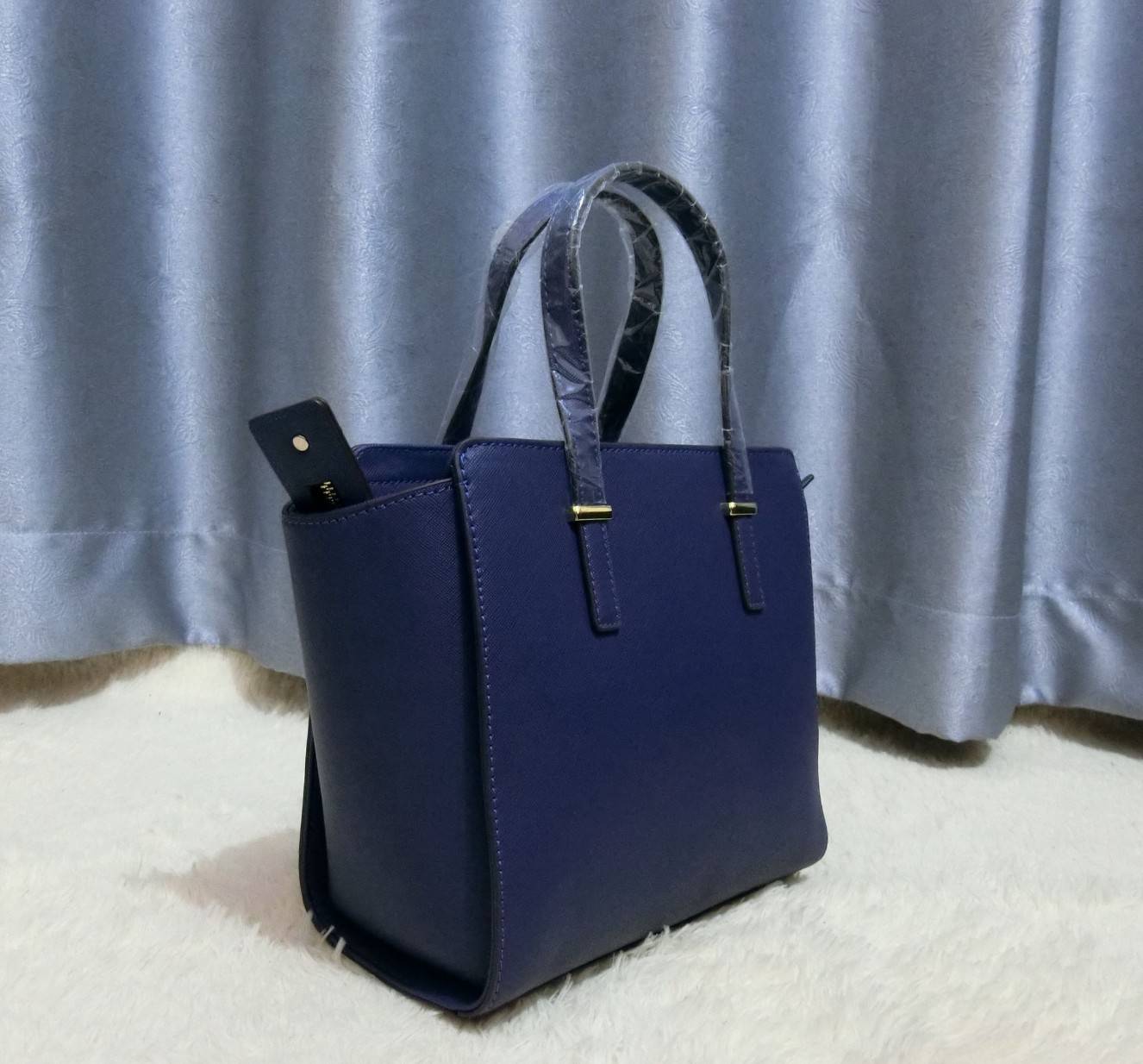 KATE SPADE NEW YORK CEDAR STREET HAYDEN BAG กระเป๋าถือหรือสะพายหนัง Saffiano สวยหรูอยู่ทรงสไตล์ PRADA ด้านหน้าประดับโลโก้สีทองสวยไฮโซ ภายในมีช่องซิปและช่องเล็ก ซับในอย่างดีสกรีนลาย Kate Spade กว้างและจุ ใส่ ipad mini กระเป๋าสตางค์ ของใช้ได้เยอะ มีหมุดรองฐ