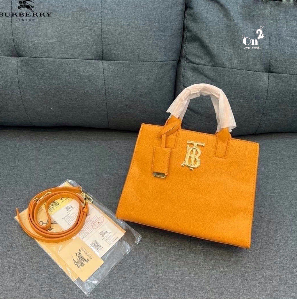 VIP 🥂 Burberry Mini Leather Frances Bag / Burberry shoulder bag กระเป๋าสะพายทรงtote หน้าติดอะไหล่แบรนด์สีทองหรู งานจริงสวยเลอค่ามากๆไม่ผิดหวัง Rare items เด็ดๆแบบนี้ห้ามพลาดนะคะ!