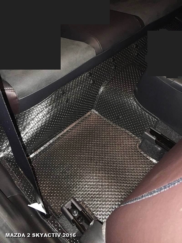 พรมปูพื้นรถยนต์ MAZDA 2 SKYACTIV 2014-2024 กระดุมเม็ดเล็กรีดขอบ สีดำ เต็มคัน เข้ารูป