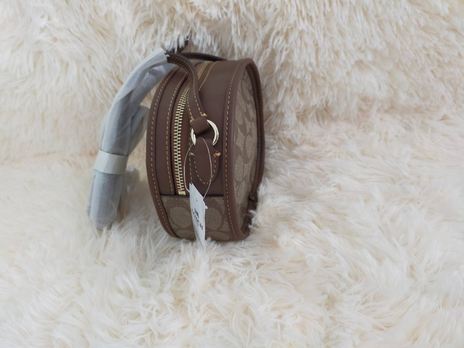 COACH KEITH HARING CANTEEN CROSSBODY IN SIGNATURE CANVAS WITH PATCHES F48730 กระเป๋าทรงกลมสุดเก๋ ไม่เหมือนใคร ตกแต่งลายให้มรความน่ารัก โดดเด่นขึ้นมา สะพายไปไหนก็สวยไม่เหมือนใคร ภายในกว้าง ใส่ของได้เยอะ กระเป๋าเปิดปิดด้วยซิป ใครย้งไม่มี รีบจับ รีบจองกันเลย