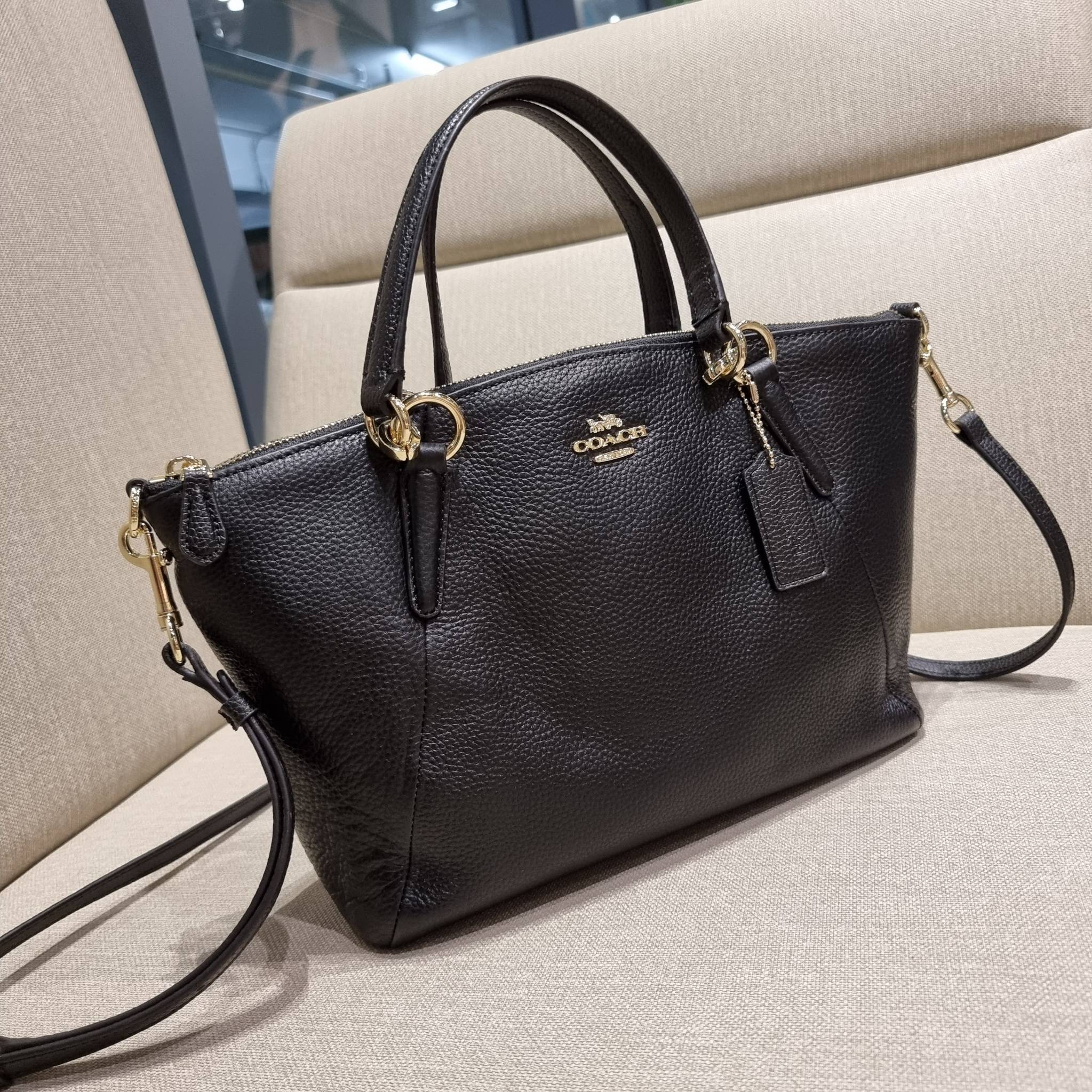 COACH F36675 SMALL KELSEY SATCHEL กระเป๋าถือ/สะพายข้าง ทรงพัดรุ่นคลาสสิค ขายดีทุกรอบ ด้วยรูปทรงที่สวย ใช้งานง่าน มีหูจับในตัว และสายครอสมาให้ วัสดุหนัง pepble สัมผัสดี (หนังจะมีรอยกดทับบ้าง ใช้งานเรื่อยๆหนังจะฟูขึ้นปกติ) เปิด-ปิดด้วยซิป รูดใช้งานง่าย ภายใ