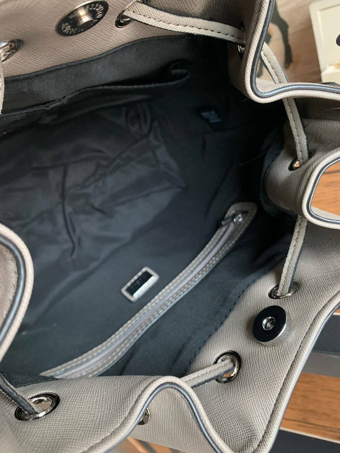 Guess Drawstring Bucket Bag กระเป๋าสะพายขนาดกลาง วัสดุลายหนังsaffiano ฐานกว้างตั้งอยู่ทรง มีซิกเนเจอร์ที่ด้านหน้าเป็นโลโก้ตัวนูน เปิดปิดแบบหูรูดและกระดุมแม่เหล็ก มีช่องใช้งานหลายข่อง สายสะพายปรับได้แบบเข็มขัด สวยแบบมีดีเทลเก๋ๆ สะพายเที่ยวระหว่างวันได้สบาย